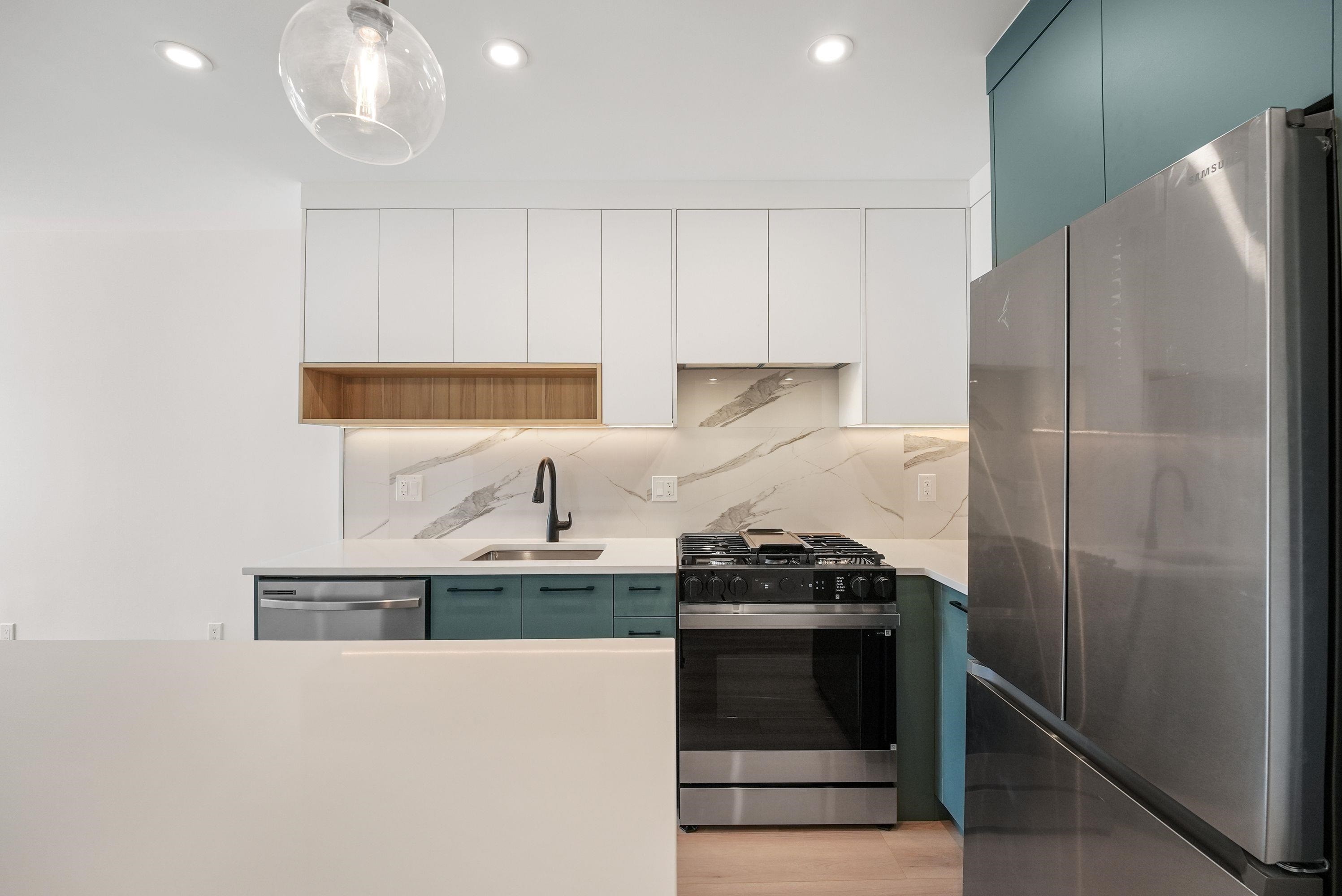 409-6270 Gooseberry Drive, Surrey, BC - Indoor Photo Showing Kitchen