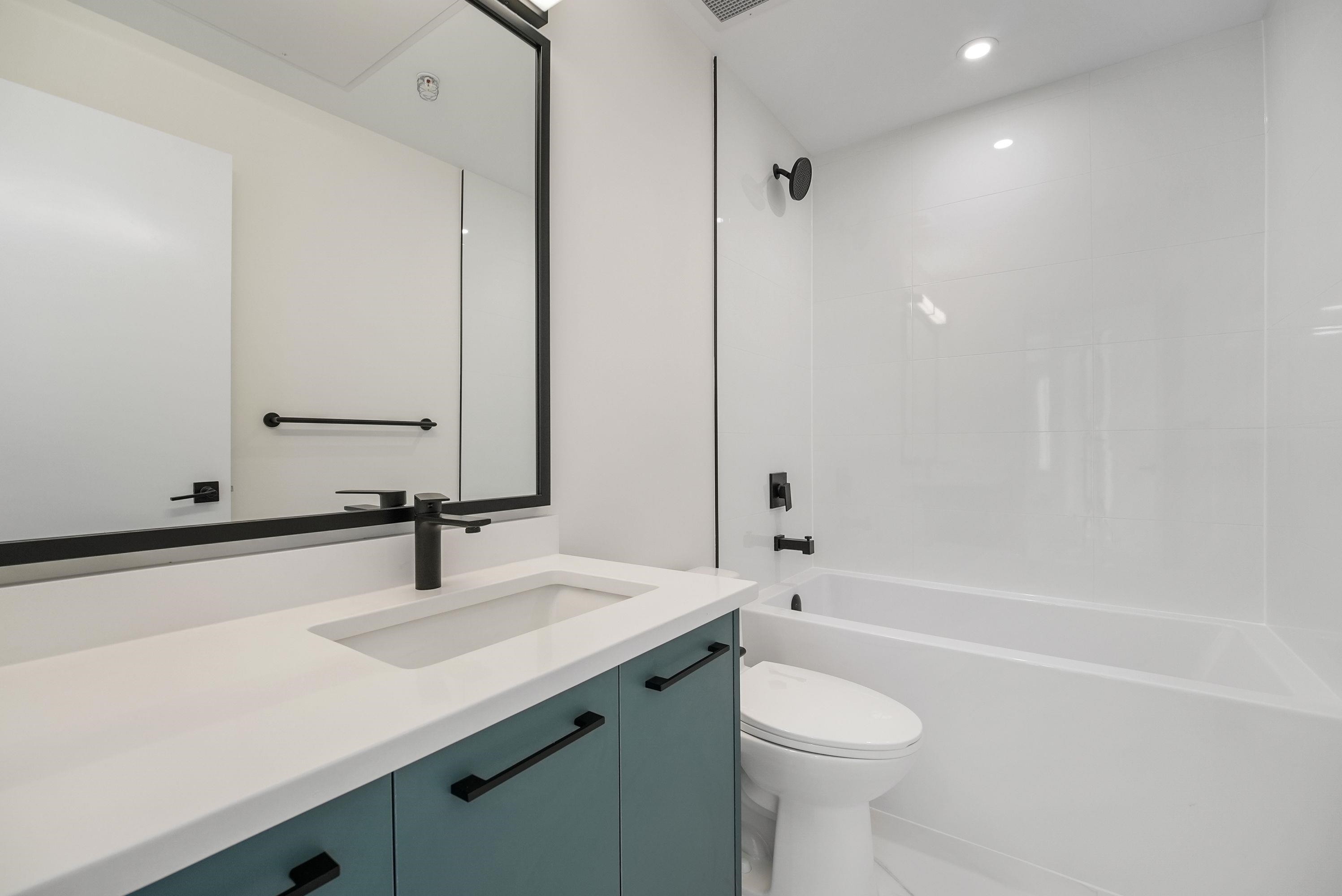 409-6270 Gooseberry Drive, Surrey, BC - Indoor Photo Showing Bathroom
