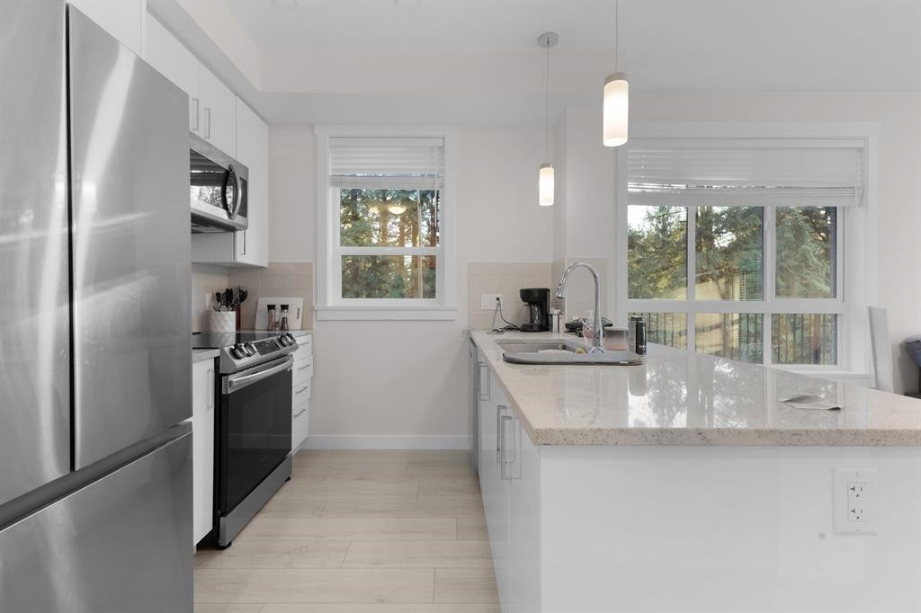107-32690 14 Avenue, Mission, BC - Indoor Photo Showing Kitchen With Stainless Steel Kitchen With Upgraded Kitchen