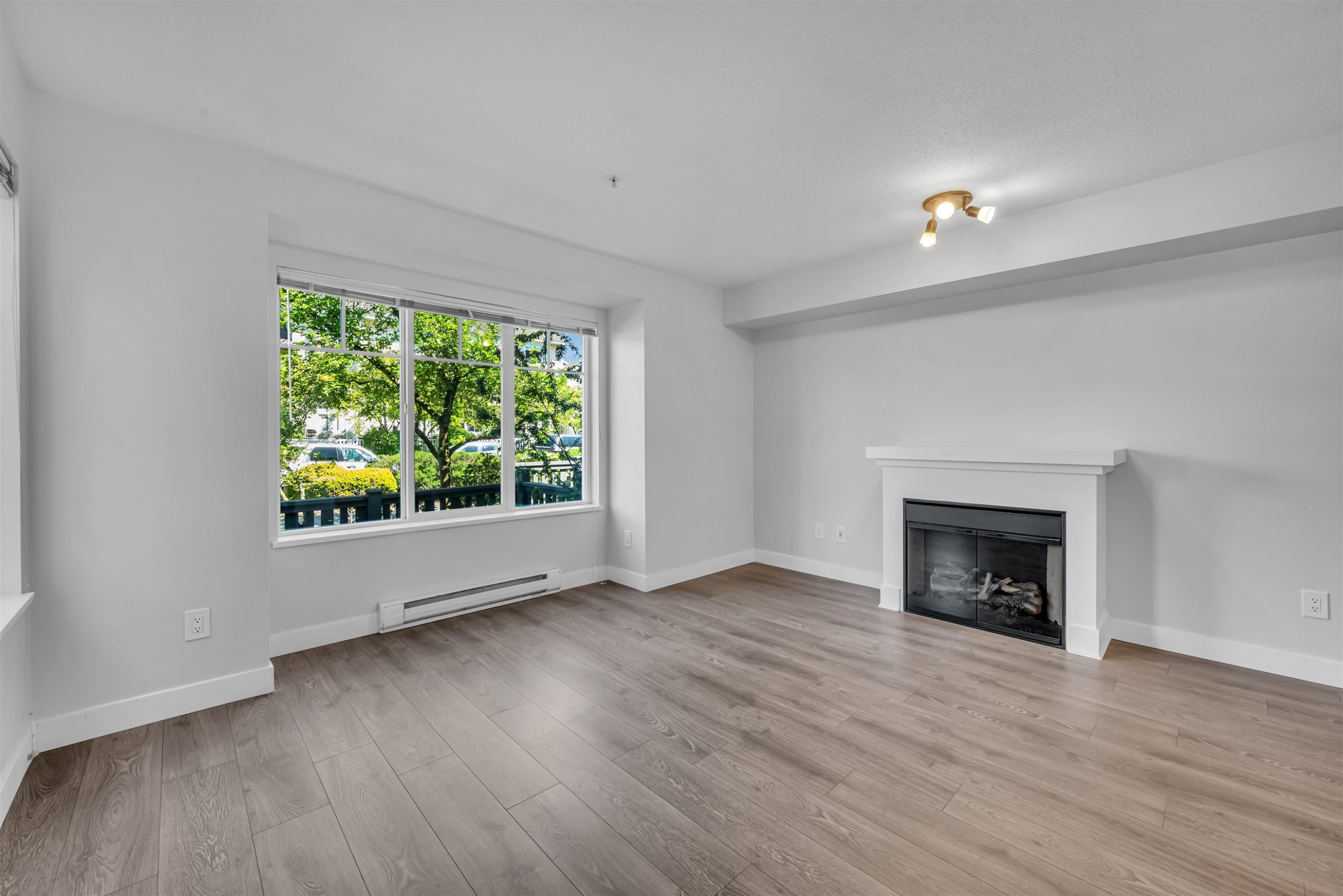 6-20038 70 Avenue, Langley, BC - Indoor Photo Showing Living Room With Fireplace