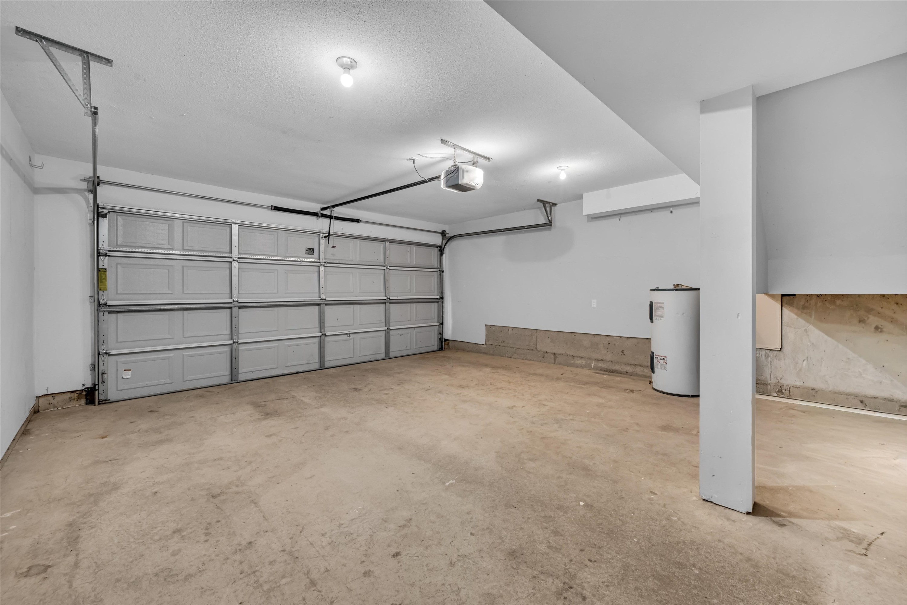 6-20038 70 Avenue, Langley, BC - Indoor Photo Showing Garage
