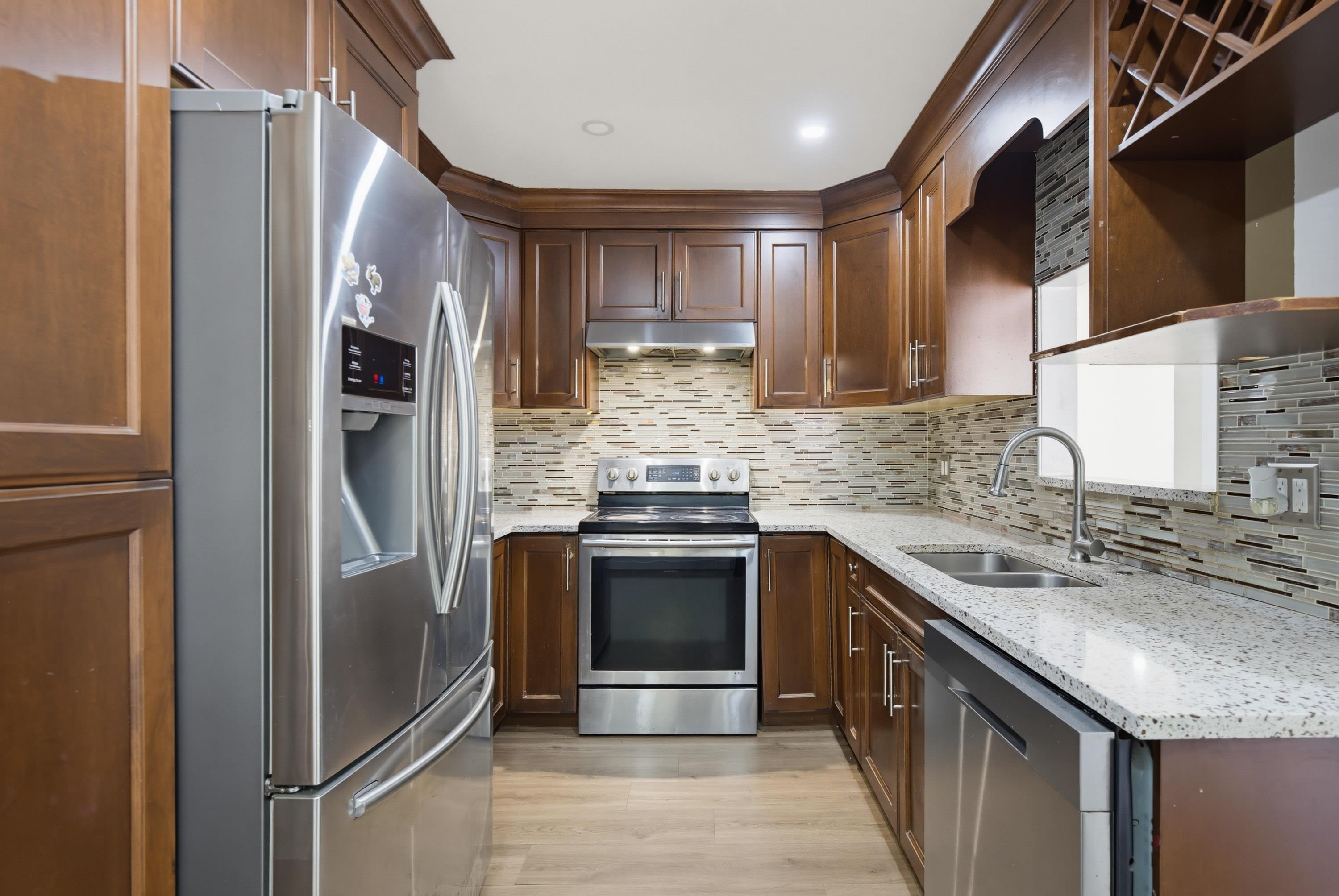 21-7140 132 Street, Surrey, BC - Indoor Photo Showing Kitchen With Double Sink With Upgraded Kitchen