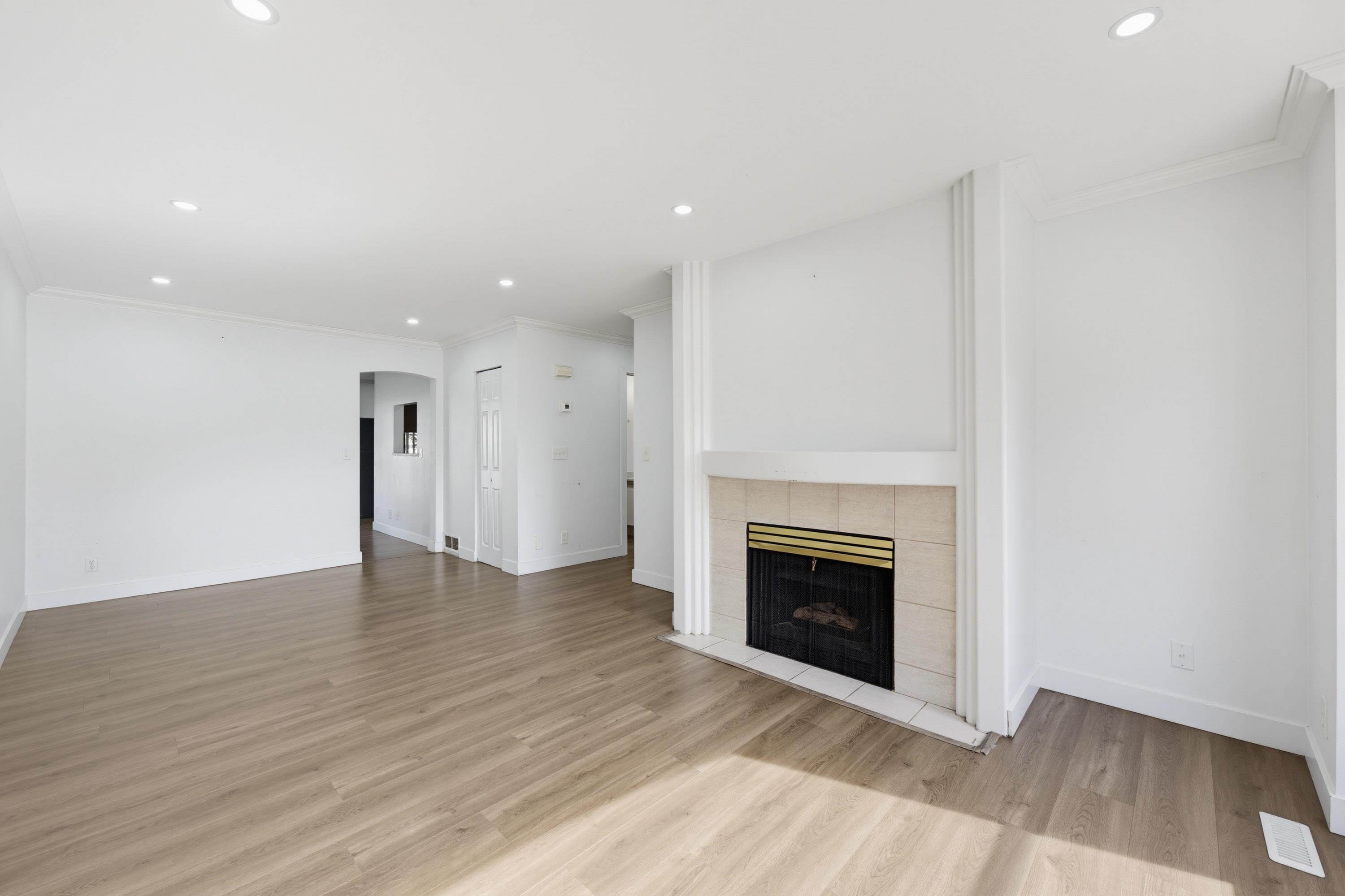 21-7140 132 Street, Surrey, BC - Indoor Photo Showing Living Room With Fireplace