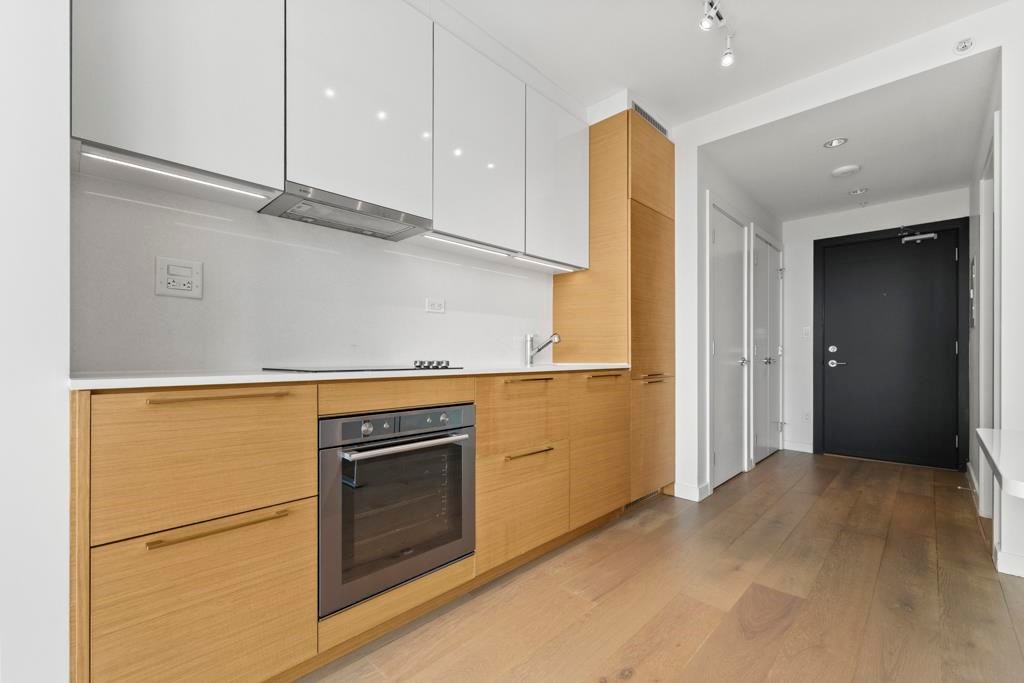 2105-13438 Central Avenue, Surrey, BC - Indoor Photo Showing Kitchen