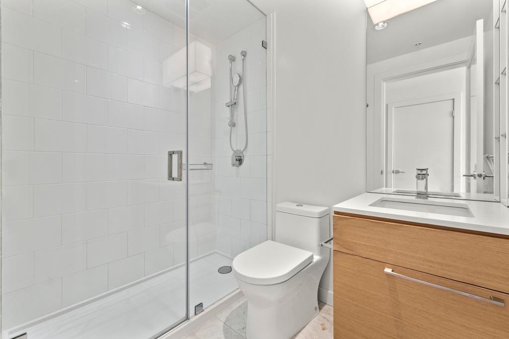 2105-13438 Central Avenue, Surrey, BC - Indoor Photo Showing Bathroom