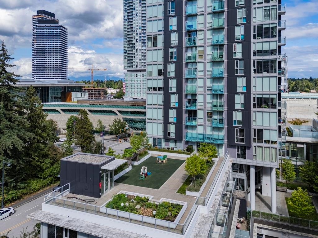 2105-13438 Central Avenue, Surrey, BC - Outdoor With Facade