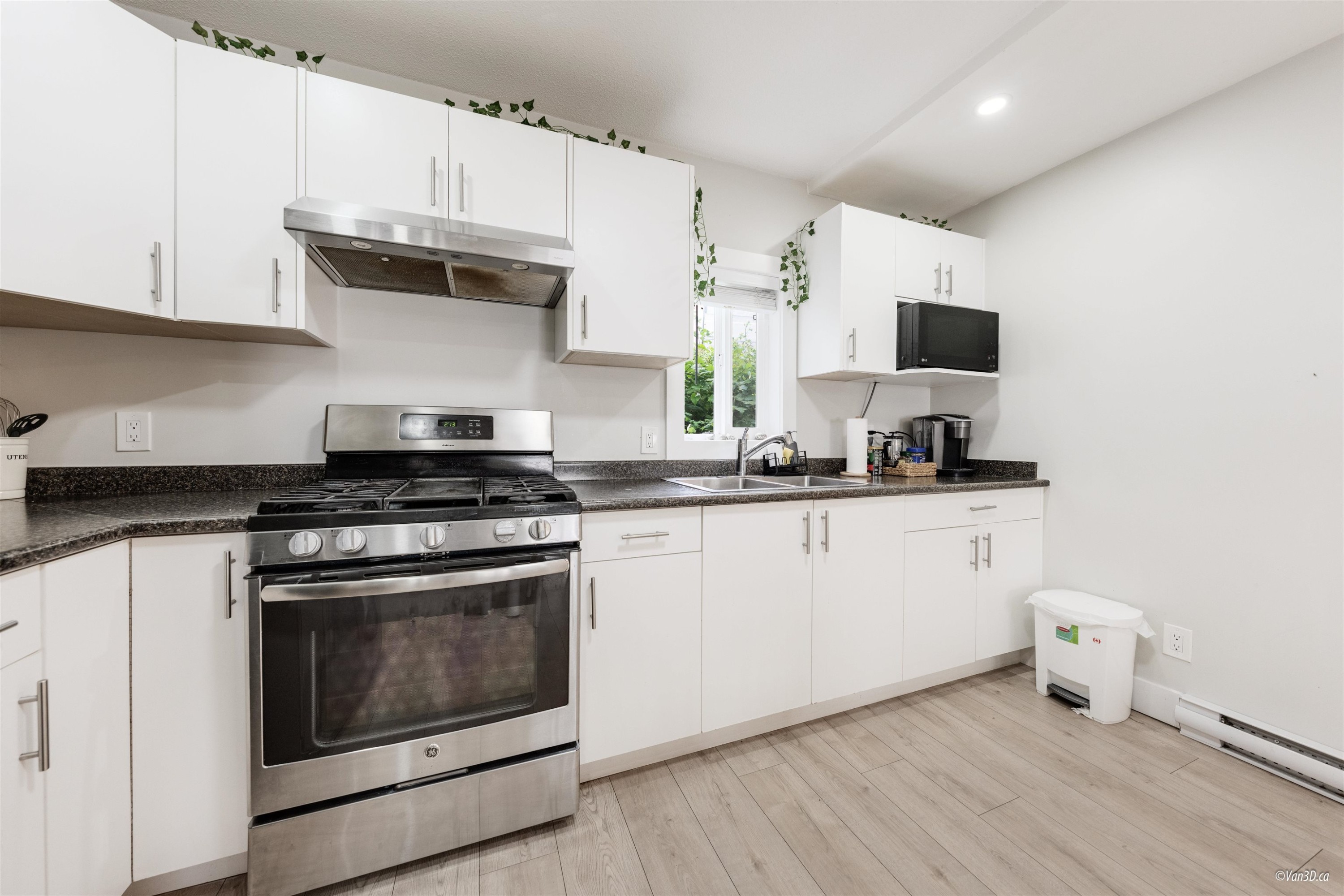 6709 216 Street, Langley, BC - Indoor Photo Showing Kitchen With Double Sink