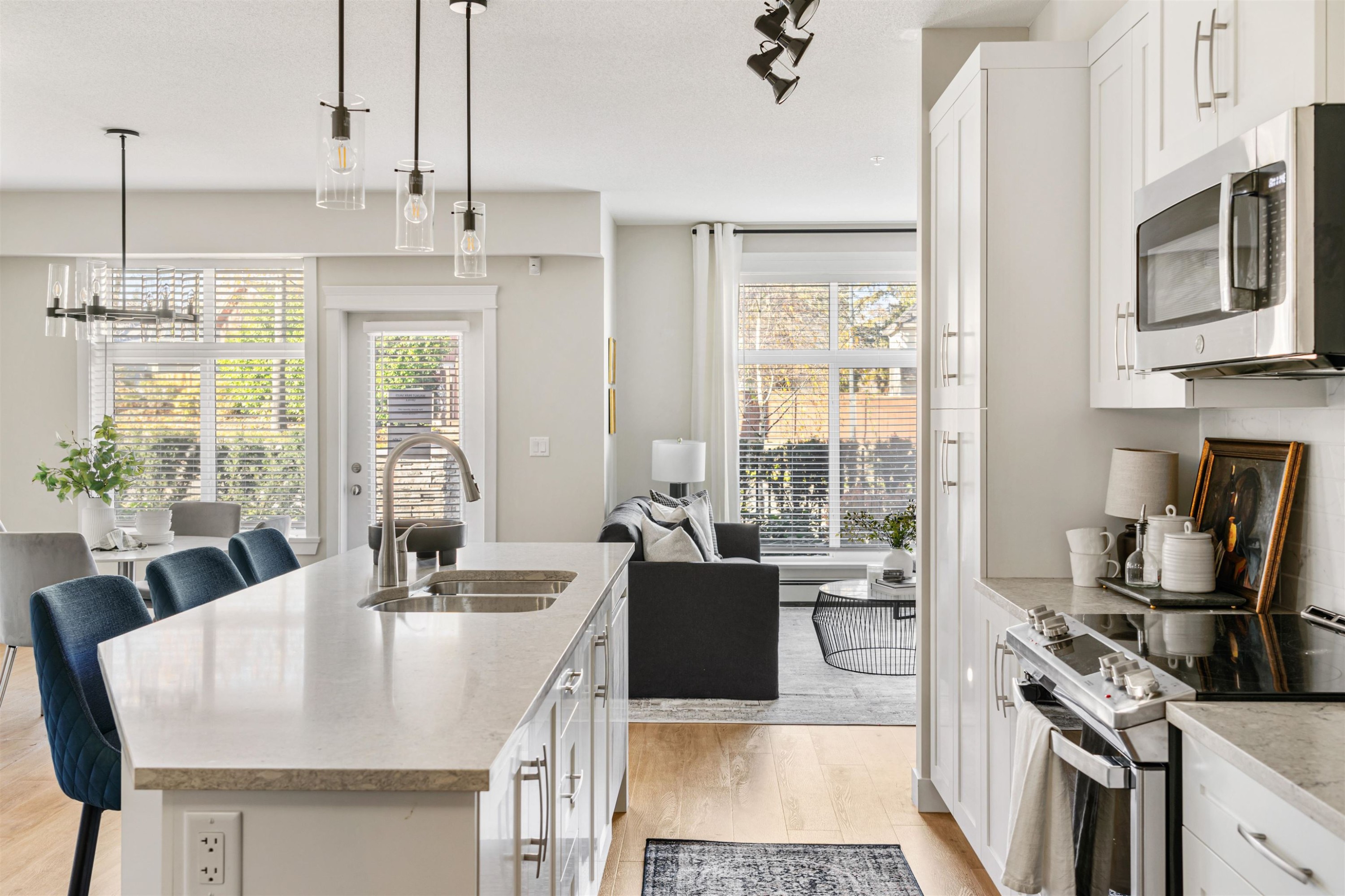 513-11058 132 Street, Surrey, BC - Indoor Photo Showing Kitchen With Double Sink With Upgraded Kitchen
