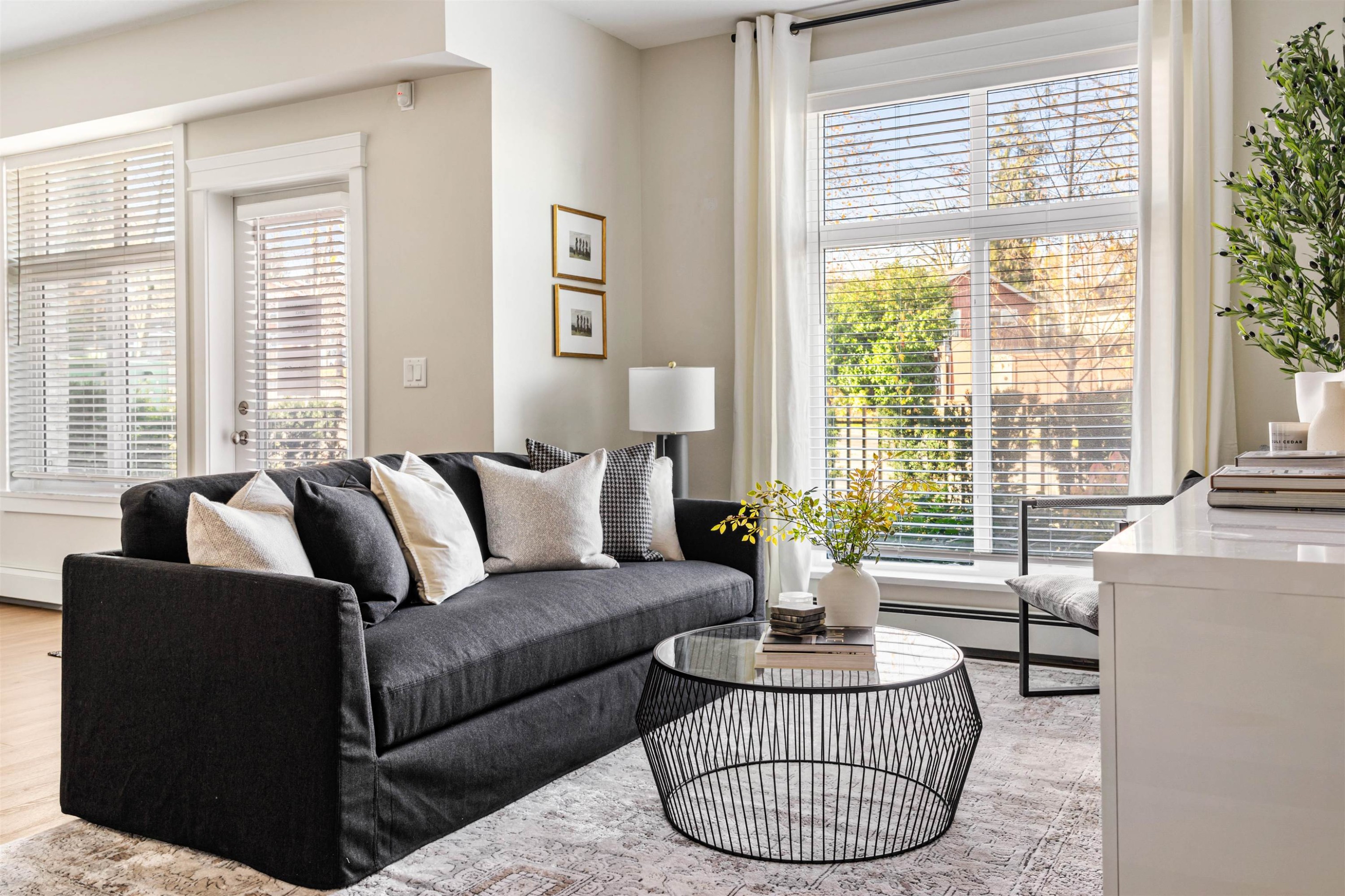 513-11058 132 Street, Surrey, BC - Indoor Photo Showing Living Room