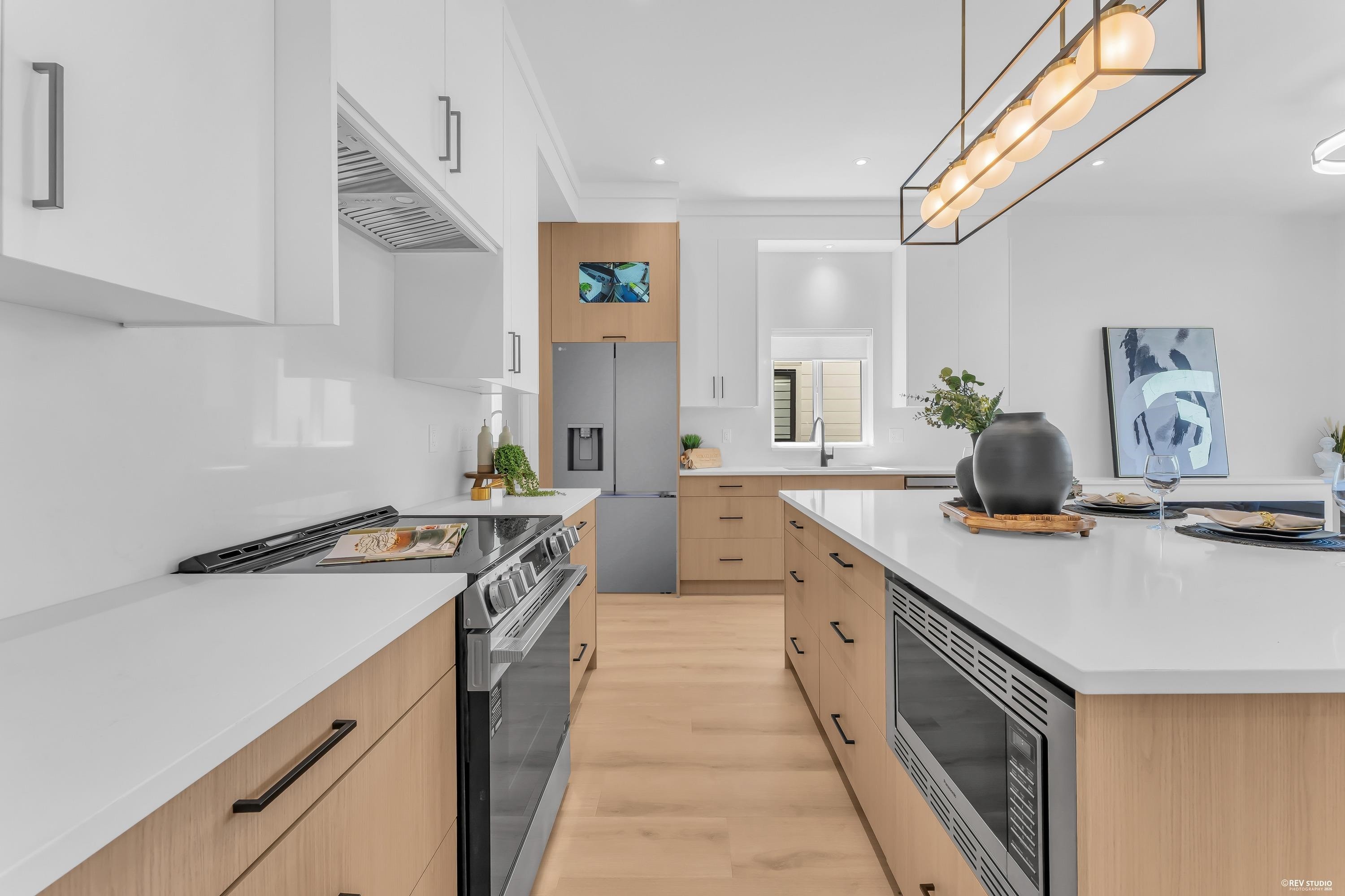 8221 111B Street, Delta, BC - Indoor Photo Showing Kitchen With Upgraded Kitchen