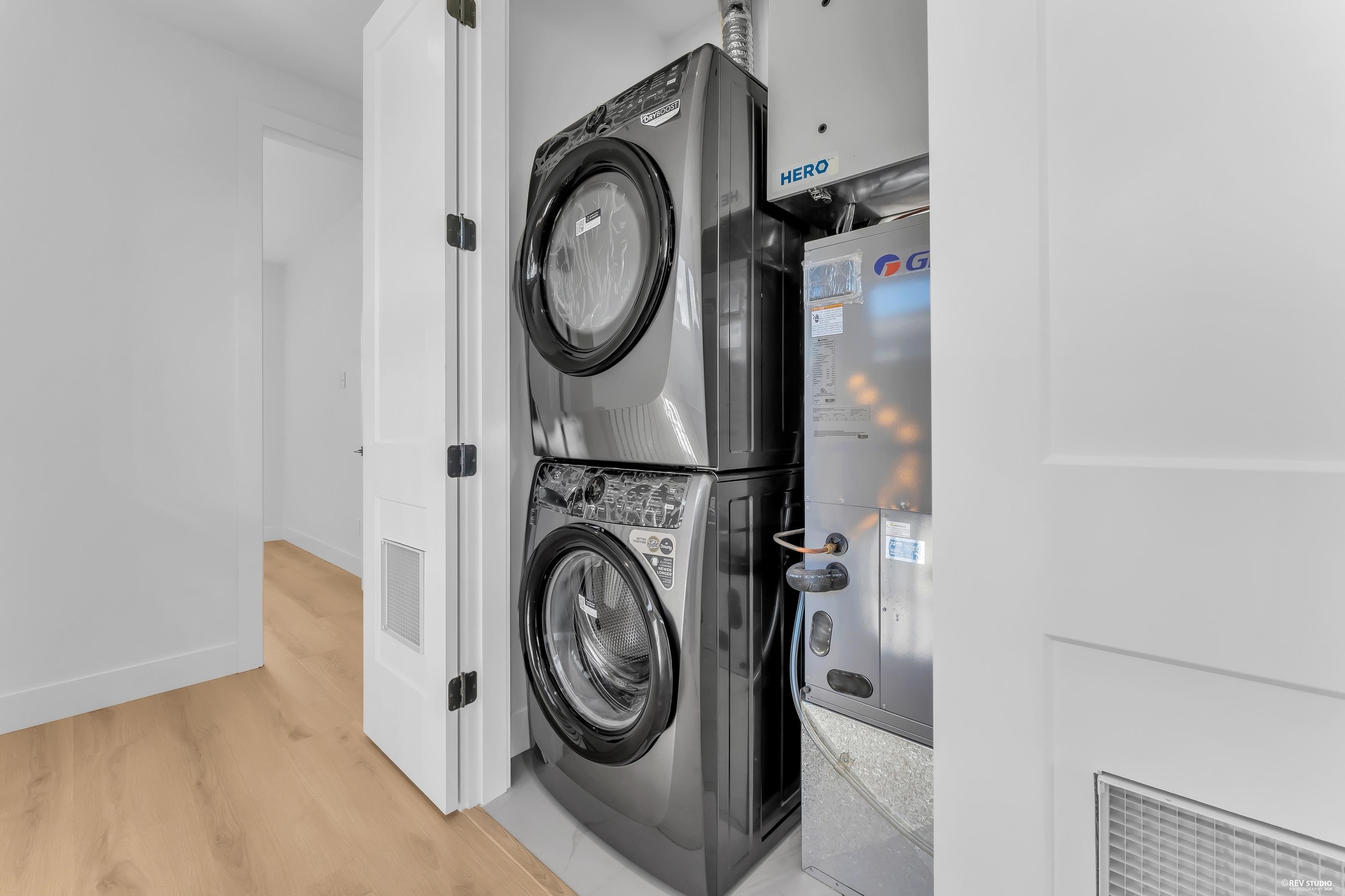 8221 111B Street, Delta, BC - Indoor Photo Showing Laundry Room