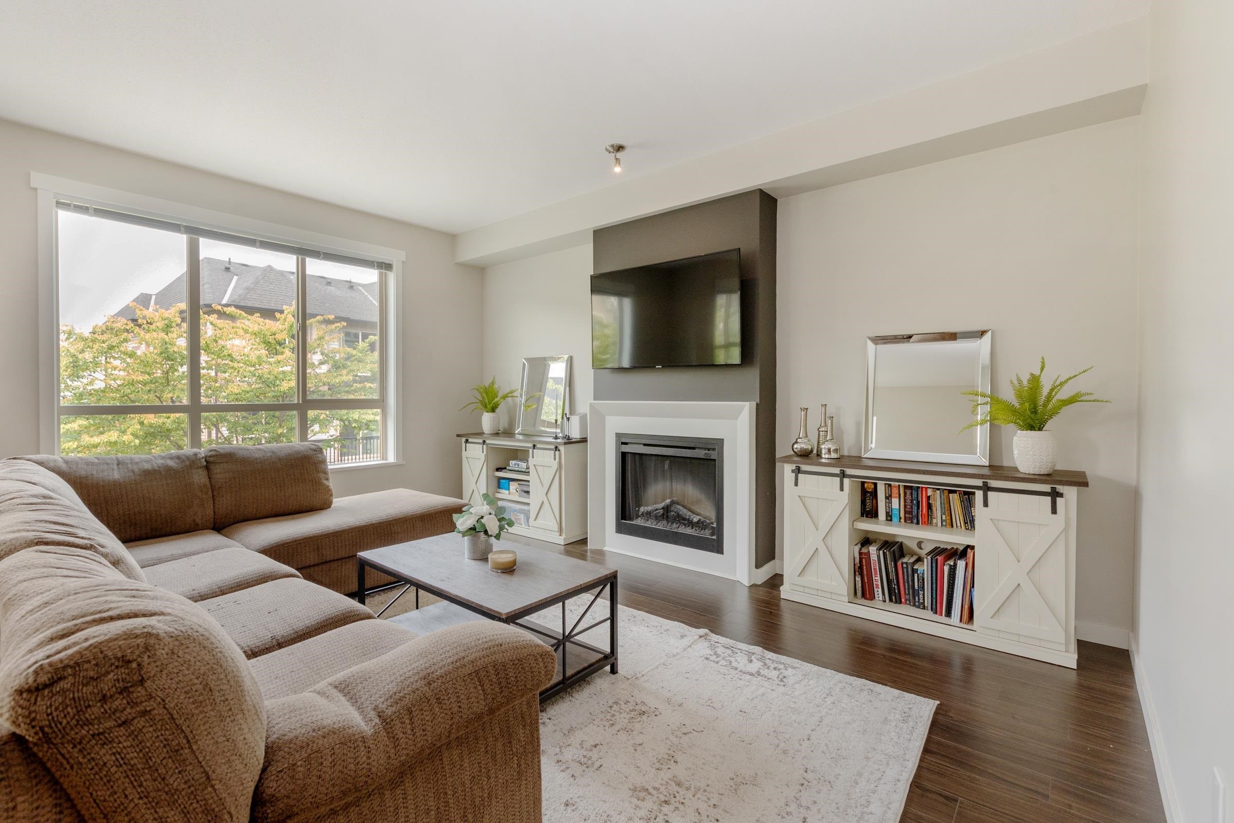 22-10595 Delsom Crescent, Delta, BC - Indoor Photo Showing Living Room With Fireplace