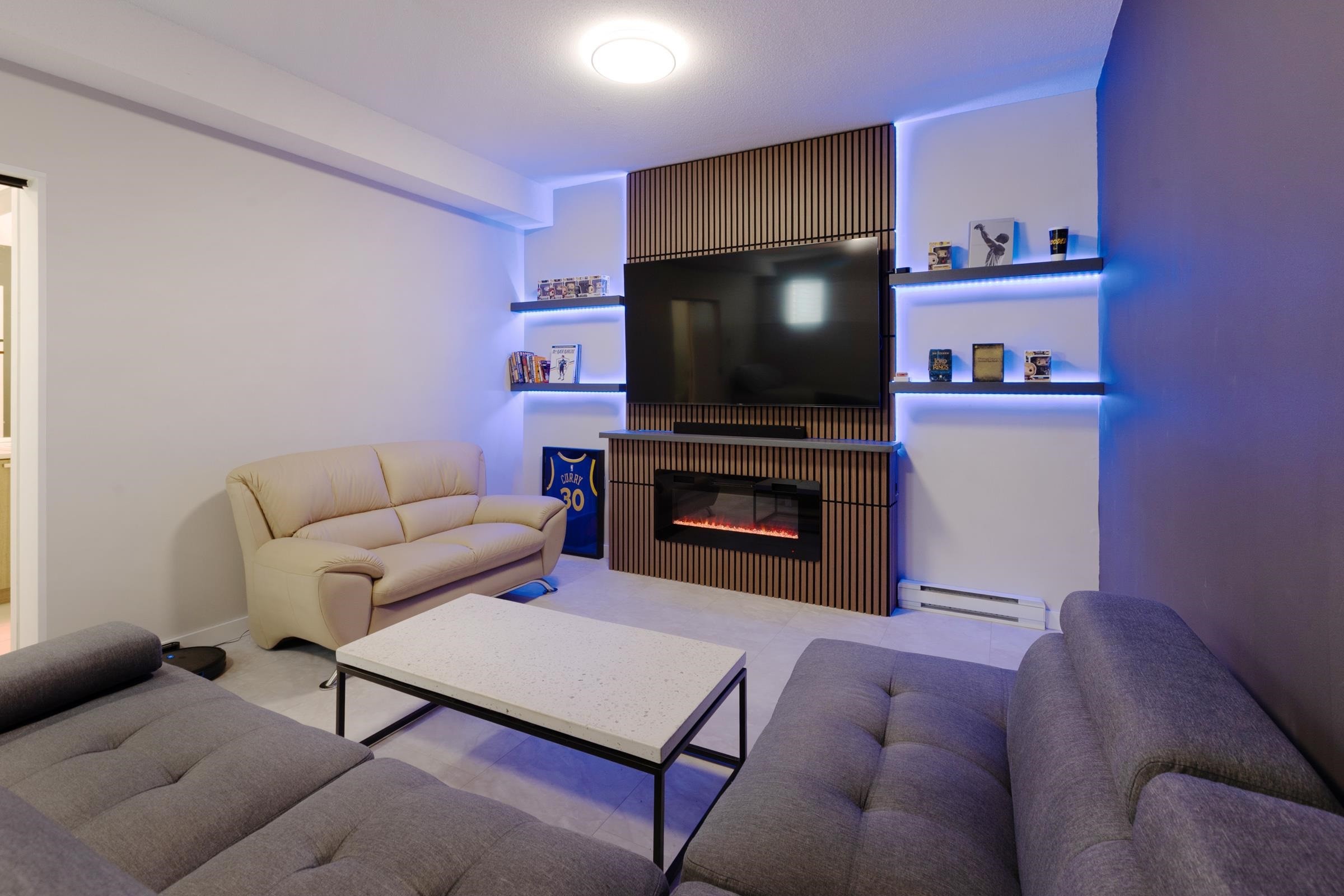 22-10595 Delsom Crescent, Delta, BC - Indoor Photo Showing Living Room With Fireplace