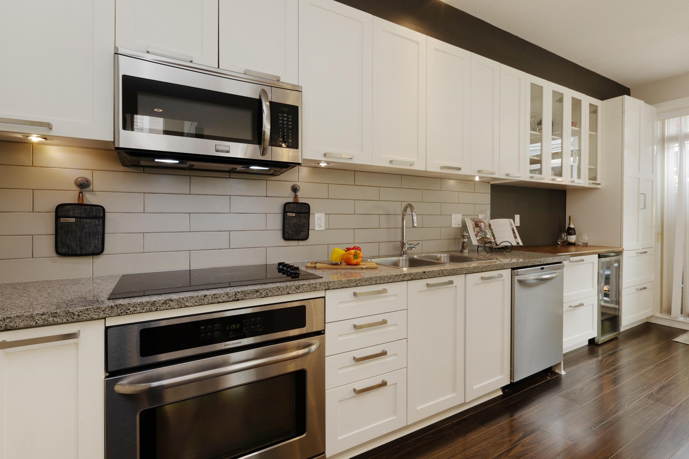 22-10595 Delsom Crescent, Delta, BC - Indoor Photo Showing Kitchen With Double Sink With Upgraded Kitchen