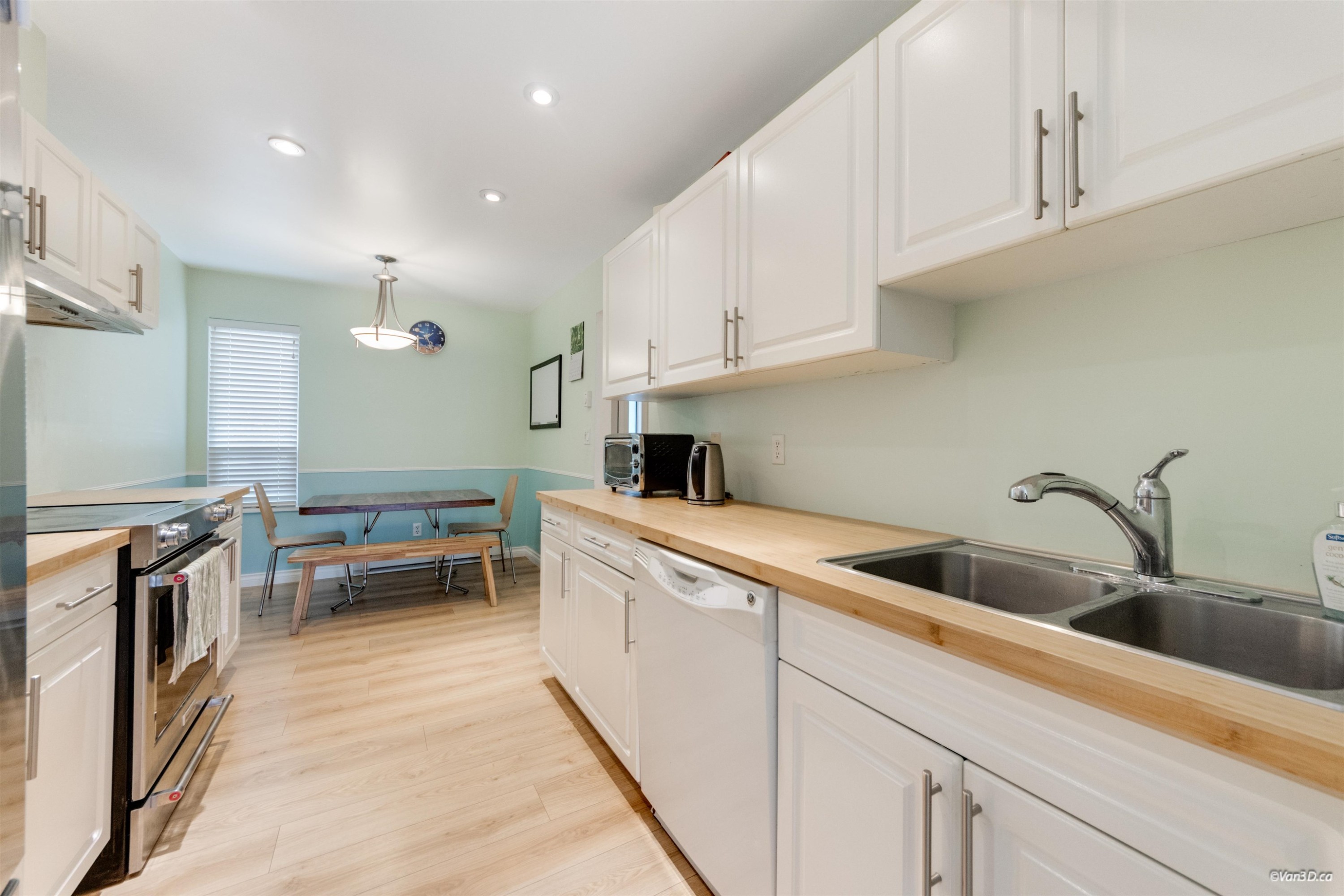 5-6712 Baker Road, Delta, BC - Indoor Photo Showing Kitchen With Double Sink