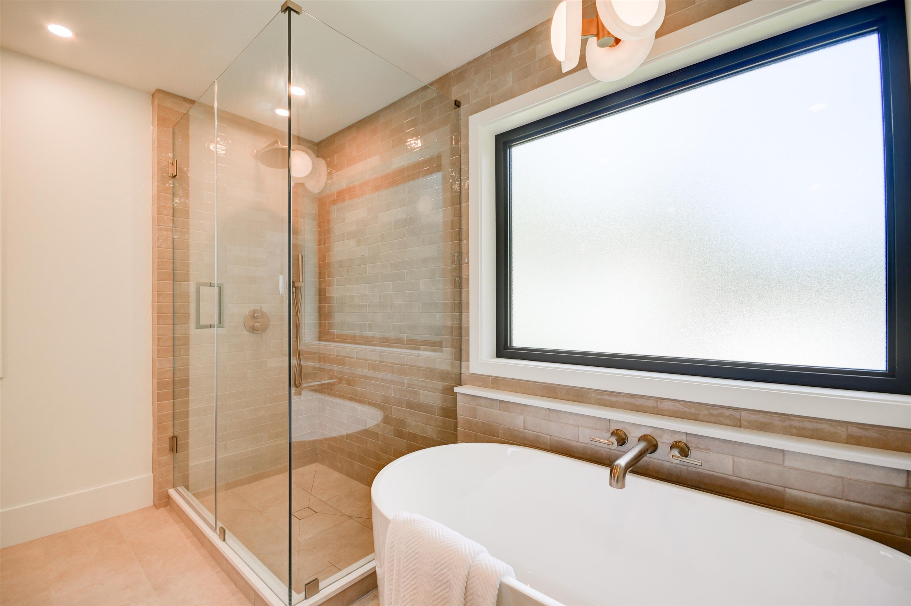 1535 128 Street, Surrey, BC - Indoor Photo Showing Bathroom