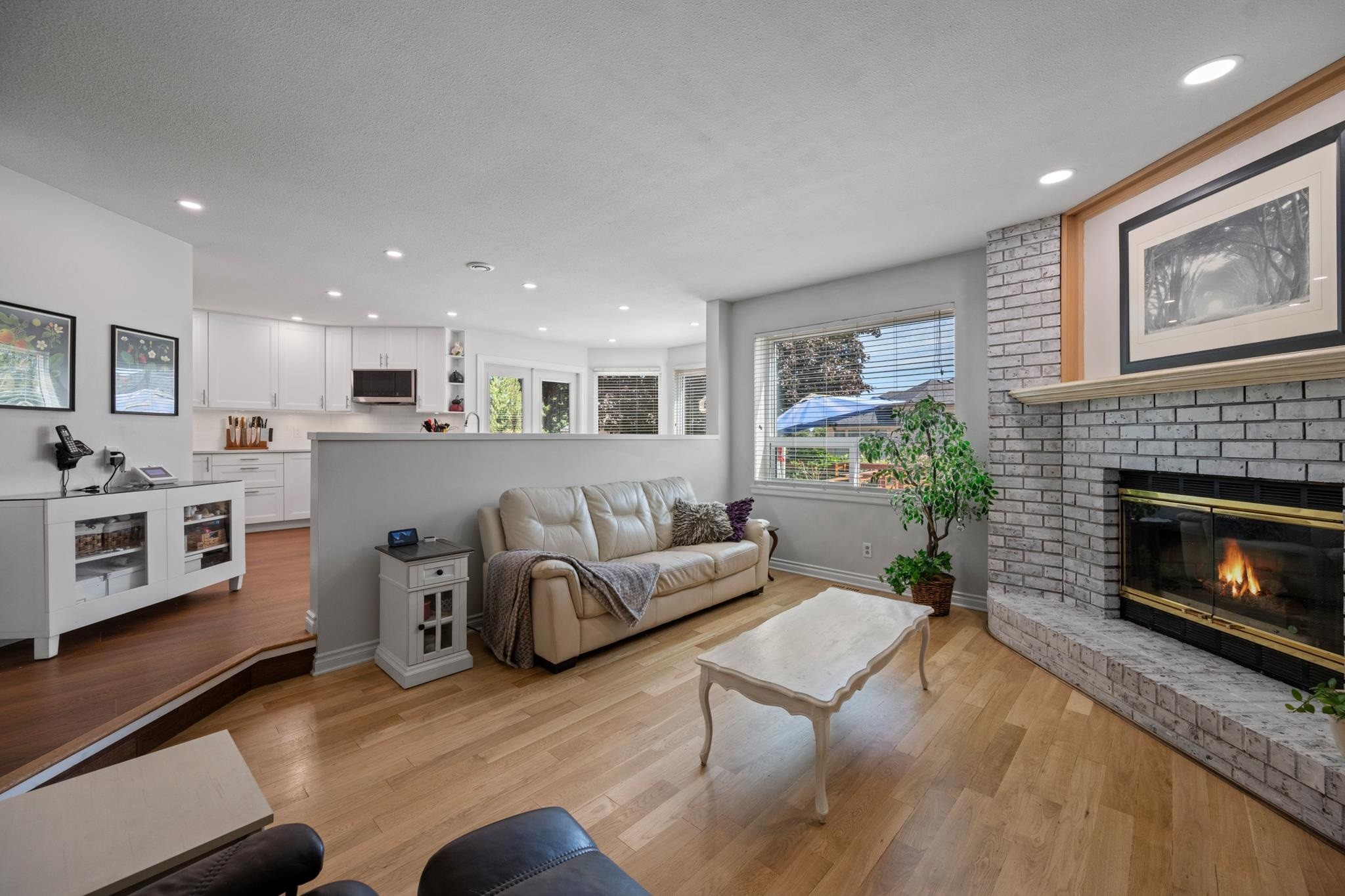 16614 Cherryhill Crescent, Surrey, BC - Indoor Photo Showing Living Room With Fireplace