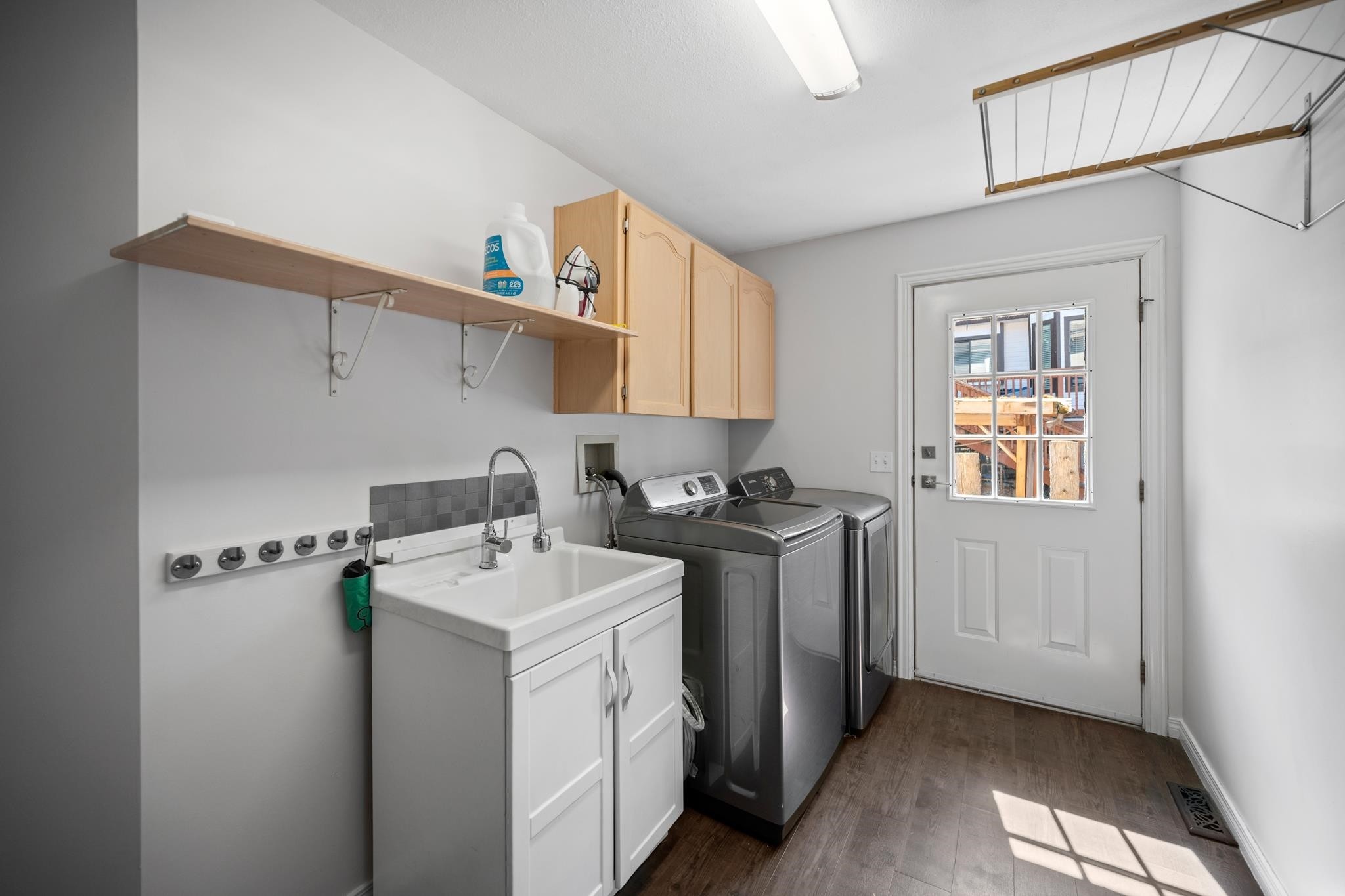 16614 Cherryhill Crescent, Surrey, BC - Indoor Photo Showing Laundry Room