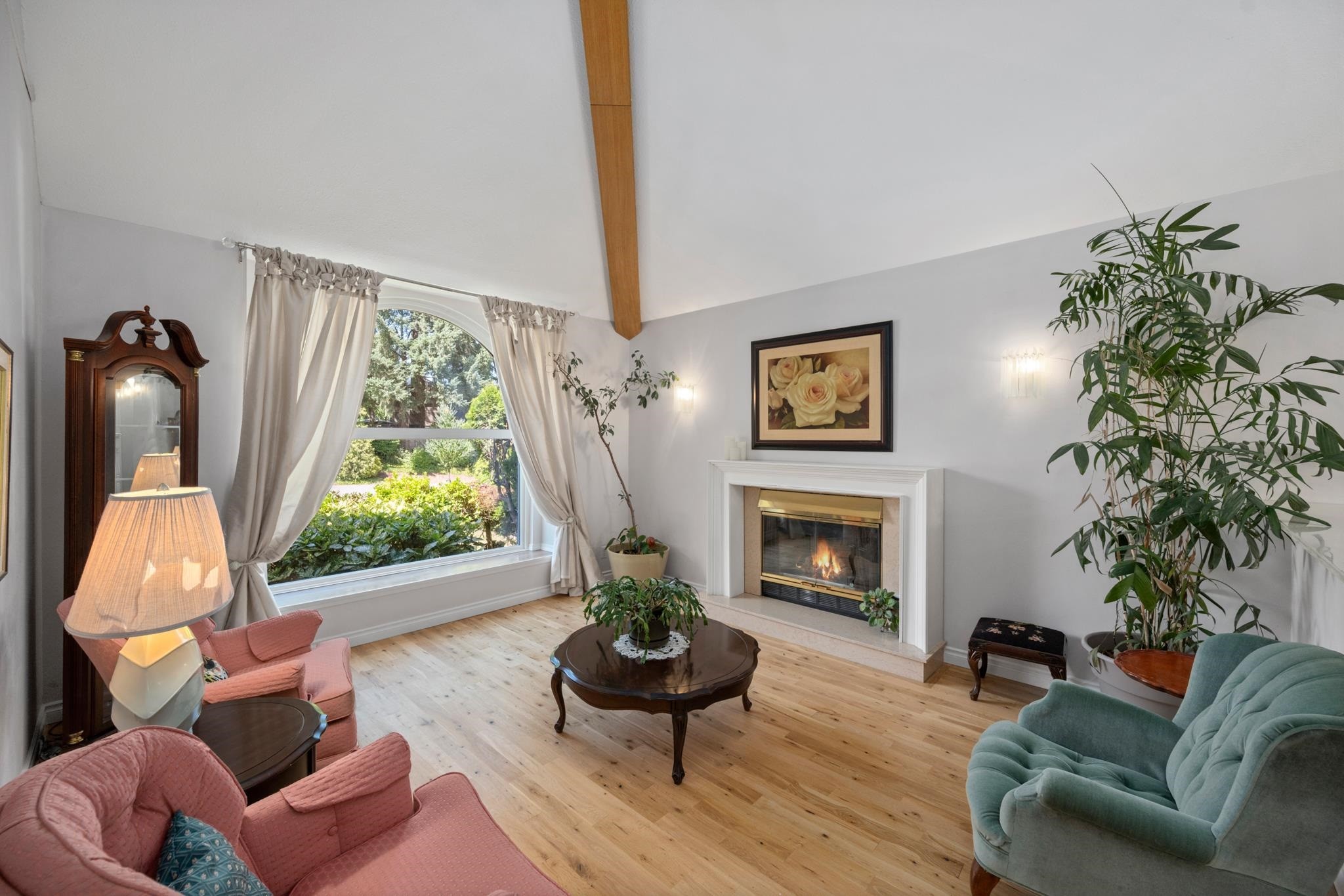 16614 Cherryhill Crescent, Surrey, BC - Indoor Photo Showing Living Room With Fireplace
