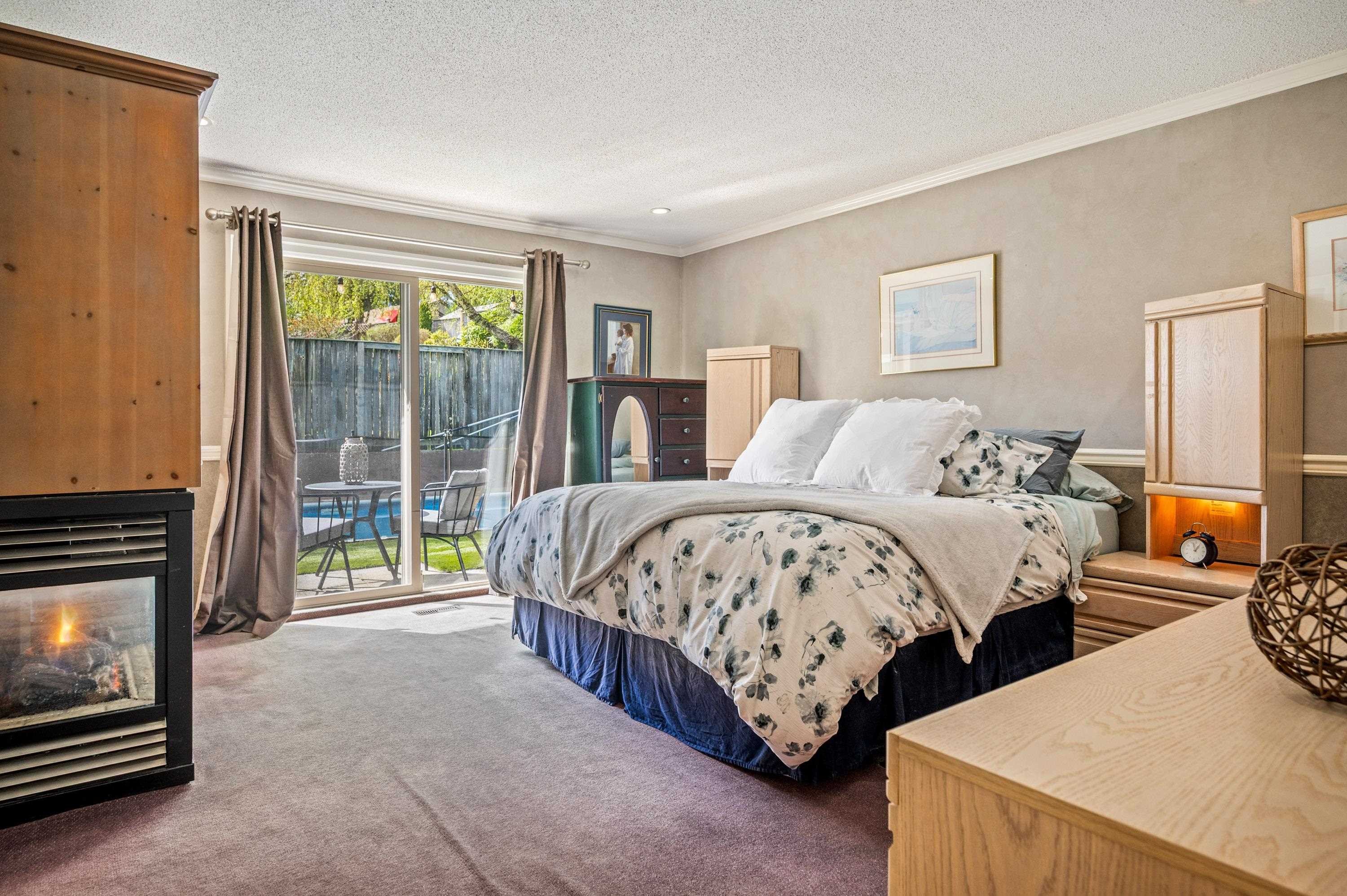 11390 Northview Crescent, Delta, BC - Indoor Photo Showing Bedroom With Fireplace