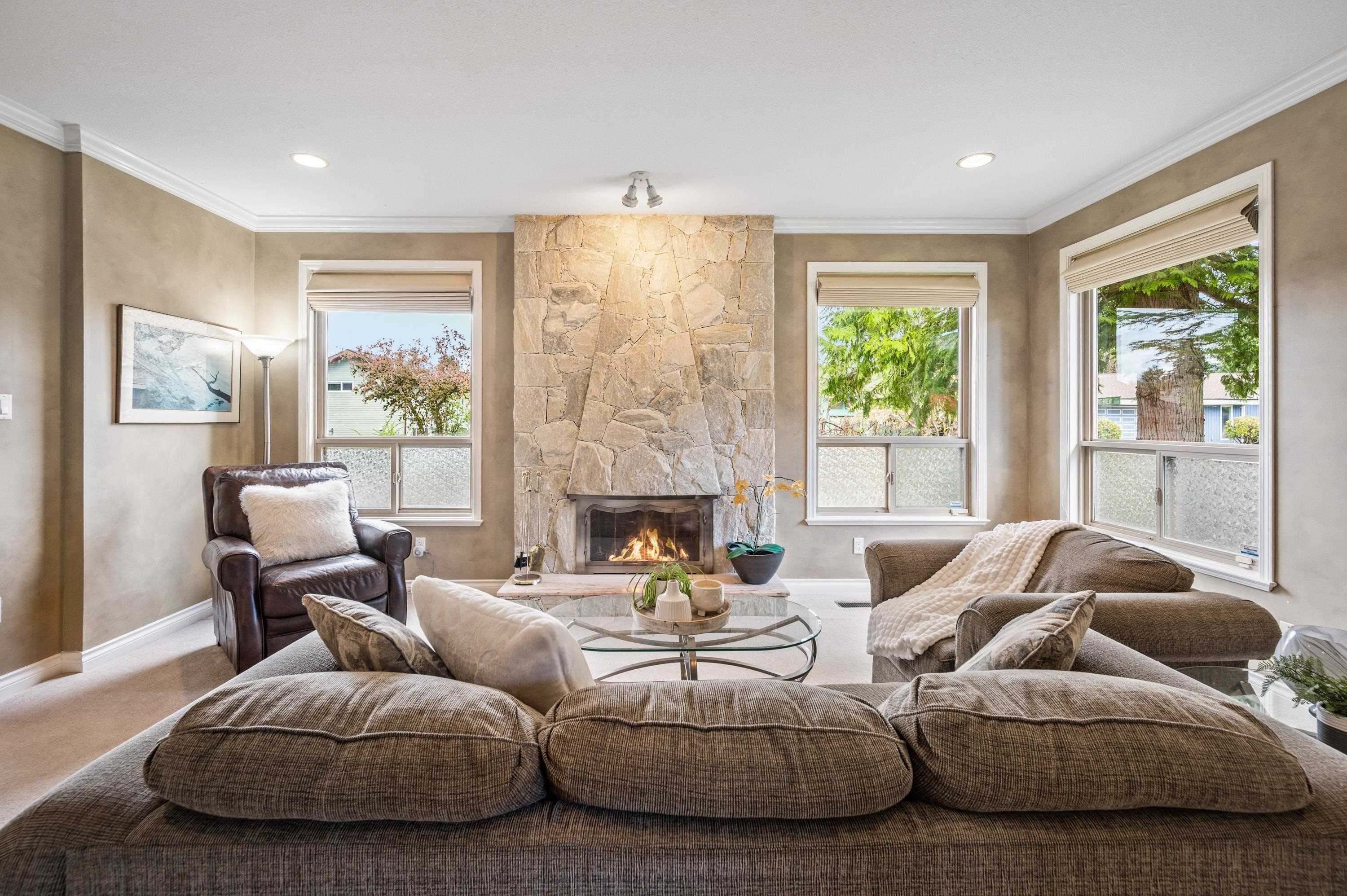 11390 Northview Crescent, Delta, BC - Indoor Photo Showing Living Room With Fireplace
