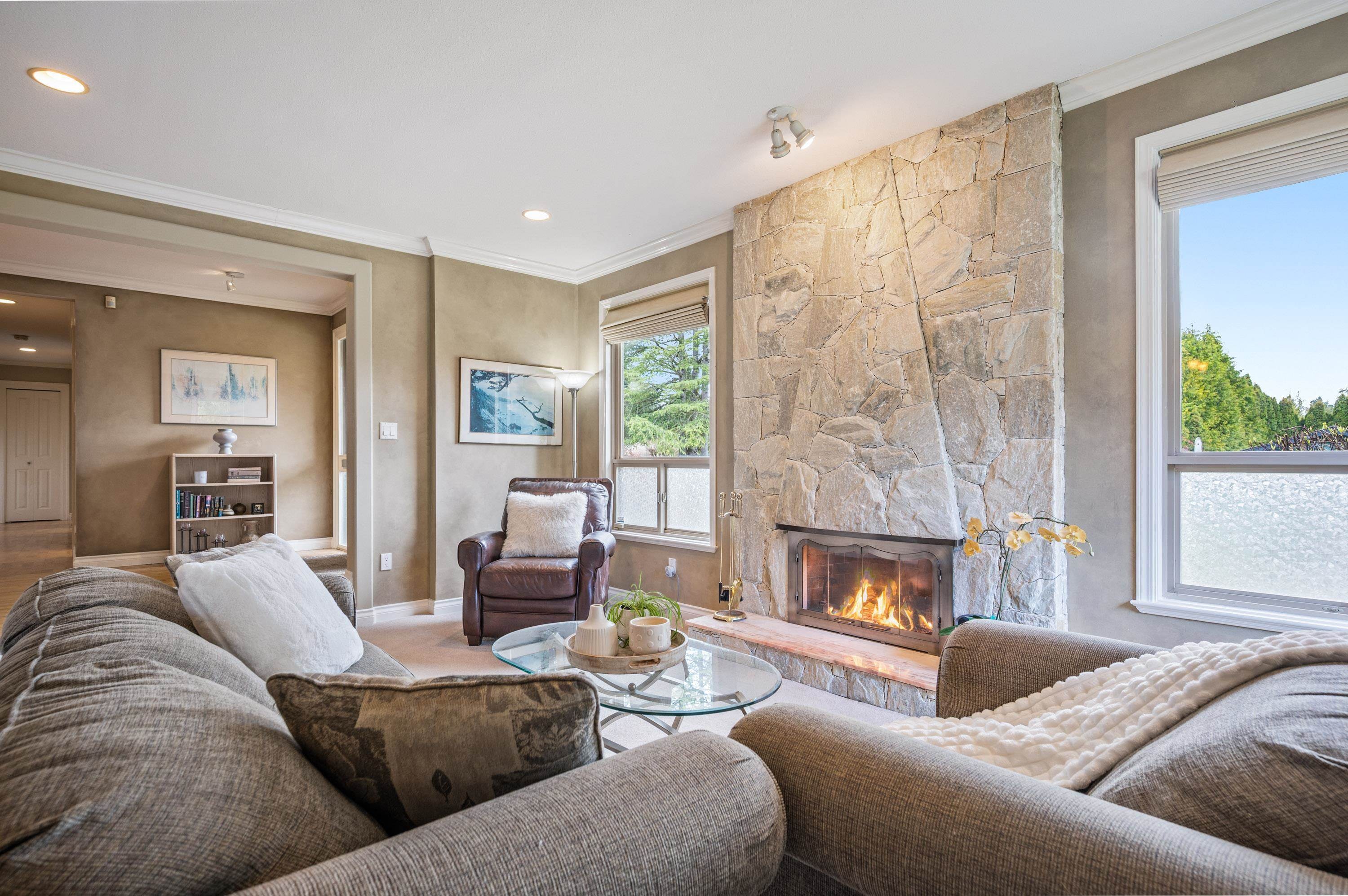 11390 Northview Crescent, Delta, BC - Indoor Photo Showing Living Room With Fireplace