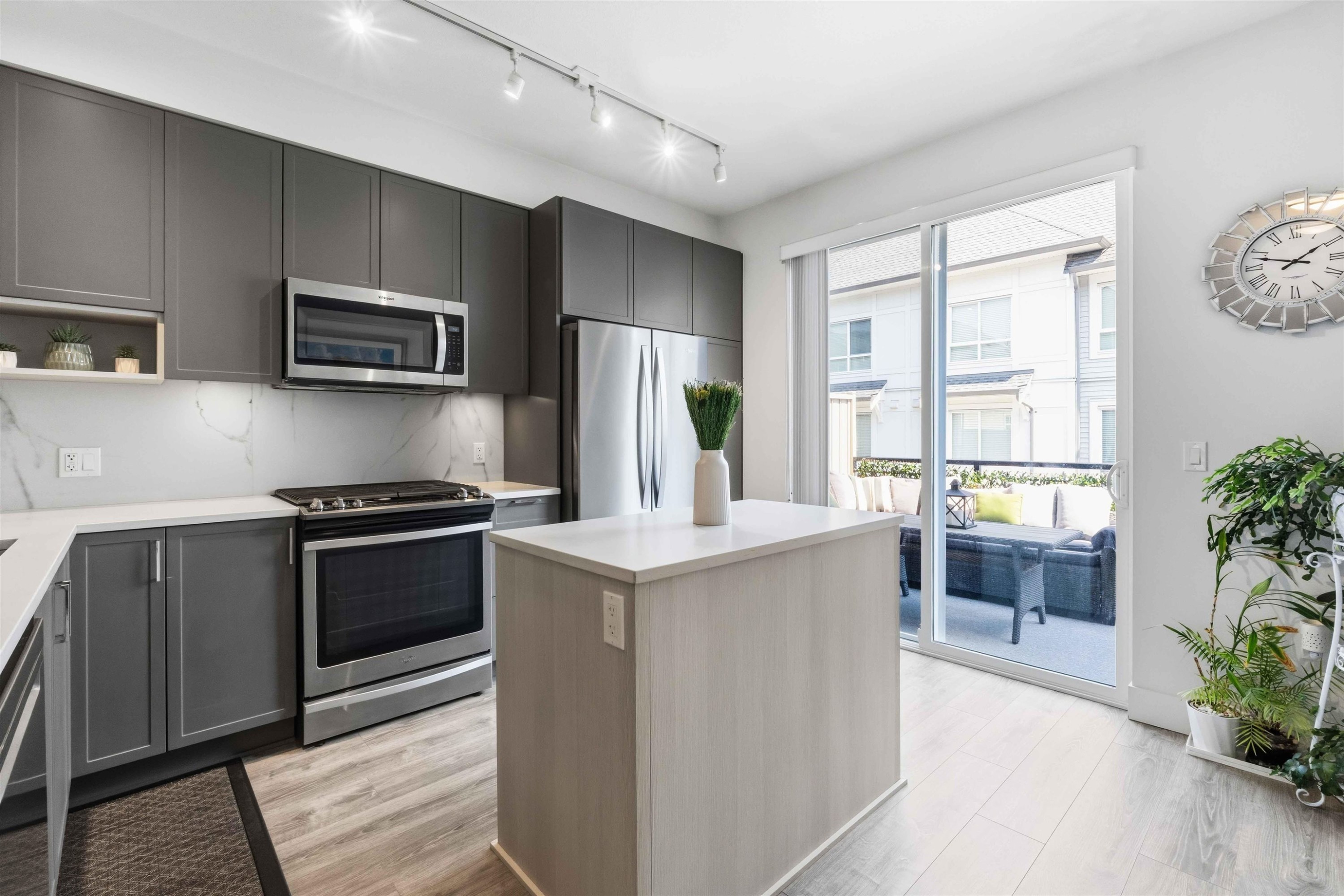 67-9718 161A Street, Surrey, BC - Indoor Photo Showing Kitchen With Upgraded Kitchen