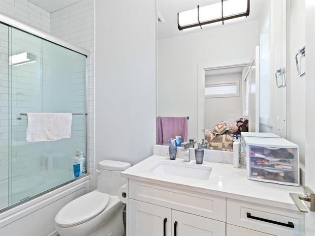17030 79A Avenue, Surrey, BC - Indoor Photo Showing Bathroom