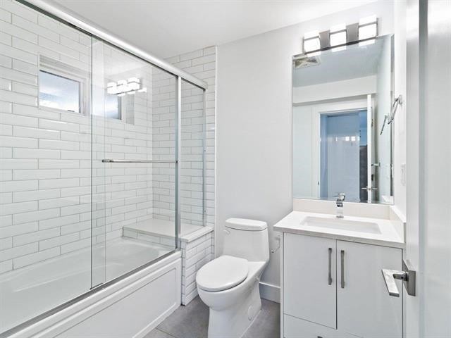 17030 79A Avenue, Surrey, BC - Indoor Photo Showing Bathroom