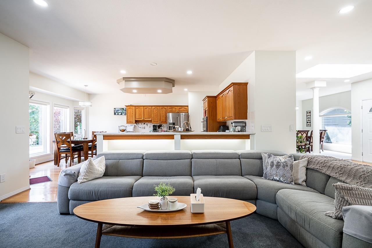 5758 Kettle Crescent W, Surrey, BC - Indoor Photo Showing Living Room