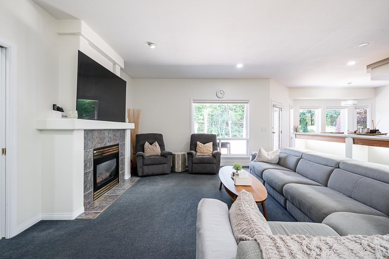 5758 Kettle Crescent W, Surrey, BC - Indoor Photo Showing Living Room With Fireplace