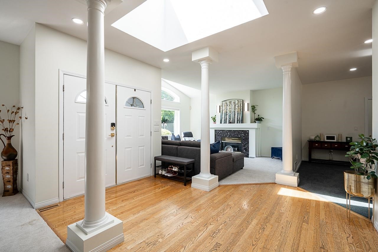 5758 Kettle Crescent W, Surrey, BC - Indoor With Fireplace