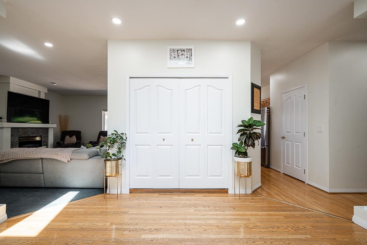 5758 Kettle Crescent W, Surrey, BC - Indoor With Fireplace