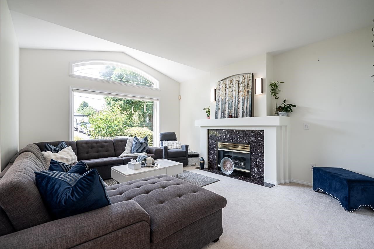 5758 Kettle Crescent W, Surrey, BC - Indoor Photo Showing Living Room With Fireplace