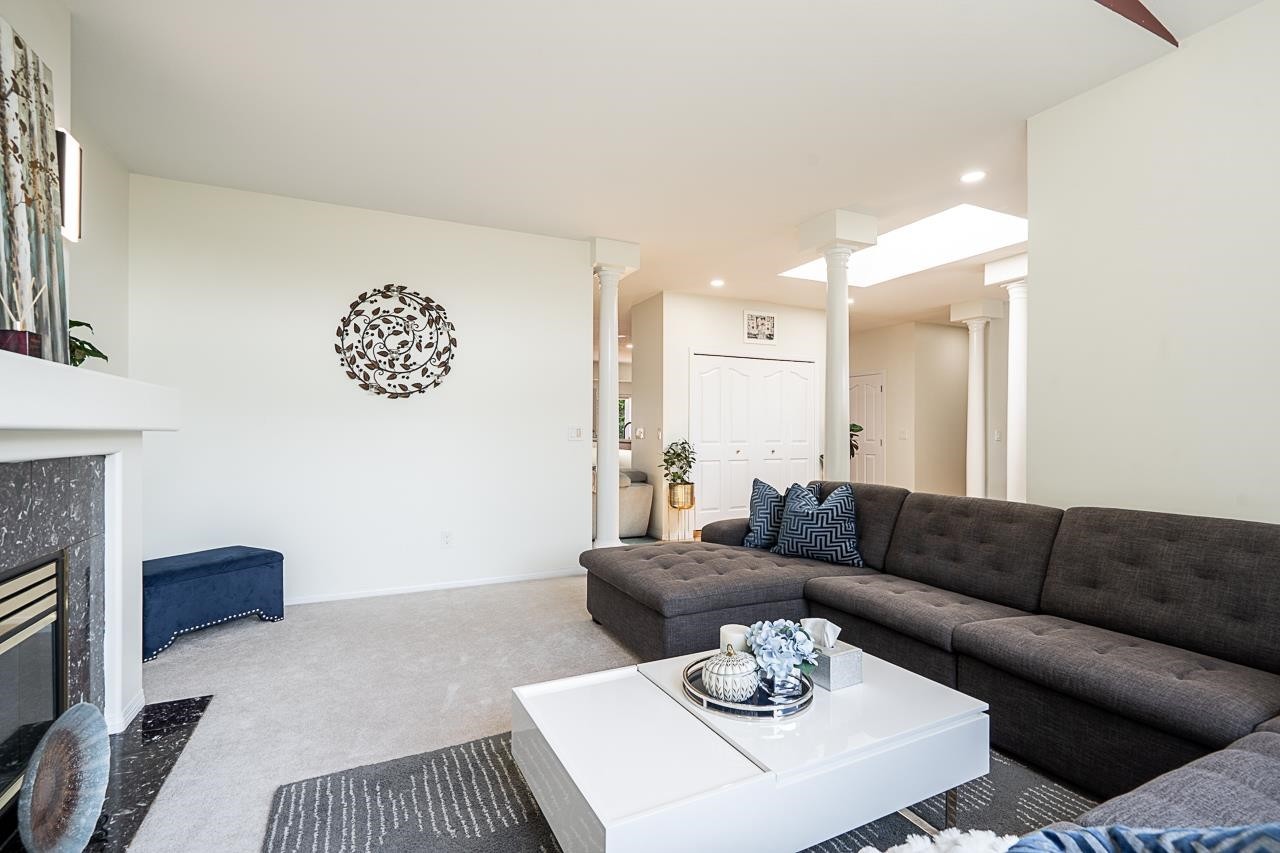 5758 Kettle Crescent W, Surrey, BC - Indoor Photo Showing Living Room With Fireplace
