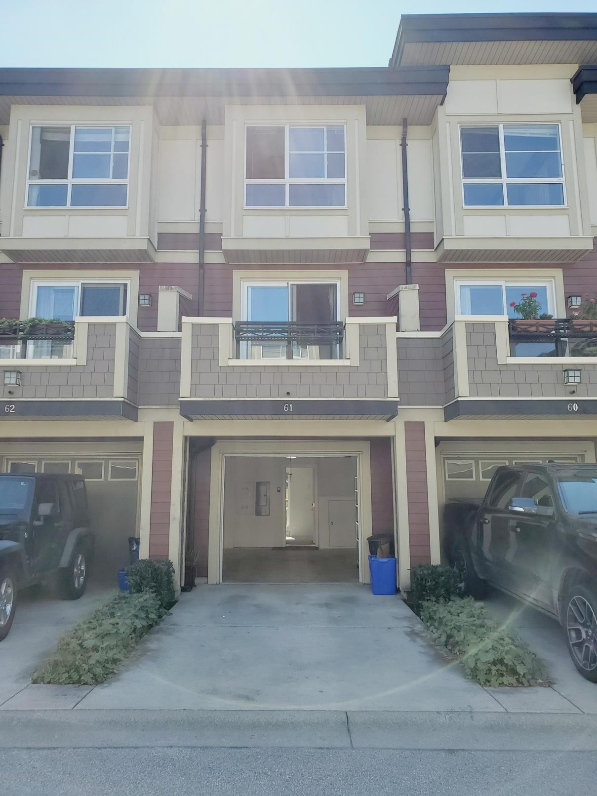 61-19477 72A Avenue, Surrey, BC - Outdoor With Facade