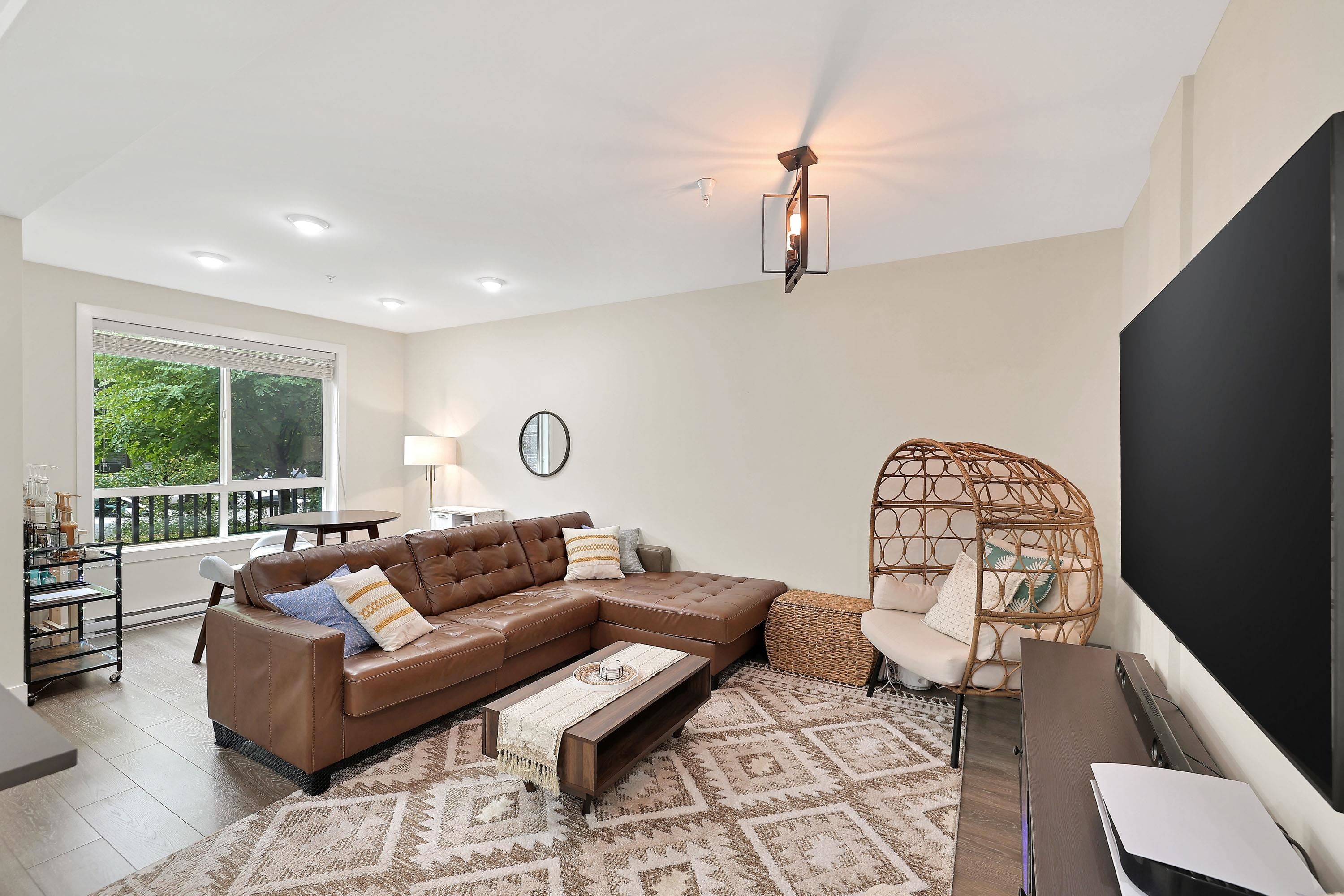 116-15351 101 Avenue, Surrey, BC - Indoor Photo Showing Living Room