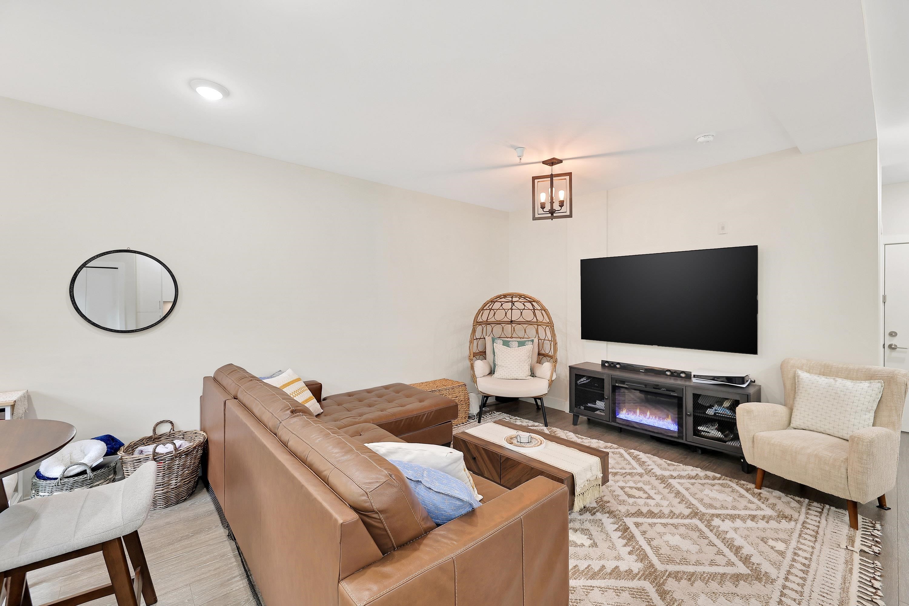 116-15351 101 Avenue, Surrey, BC - Indoor Photo Showing Living Room
