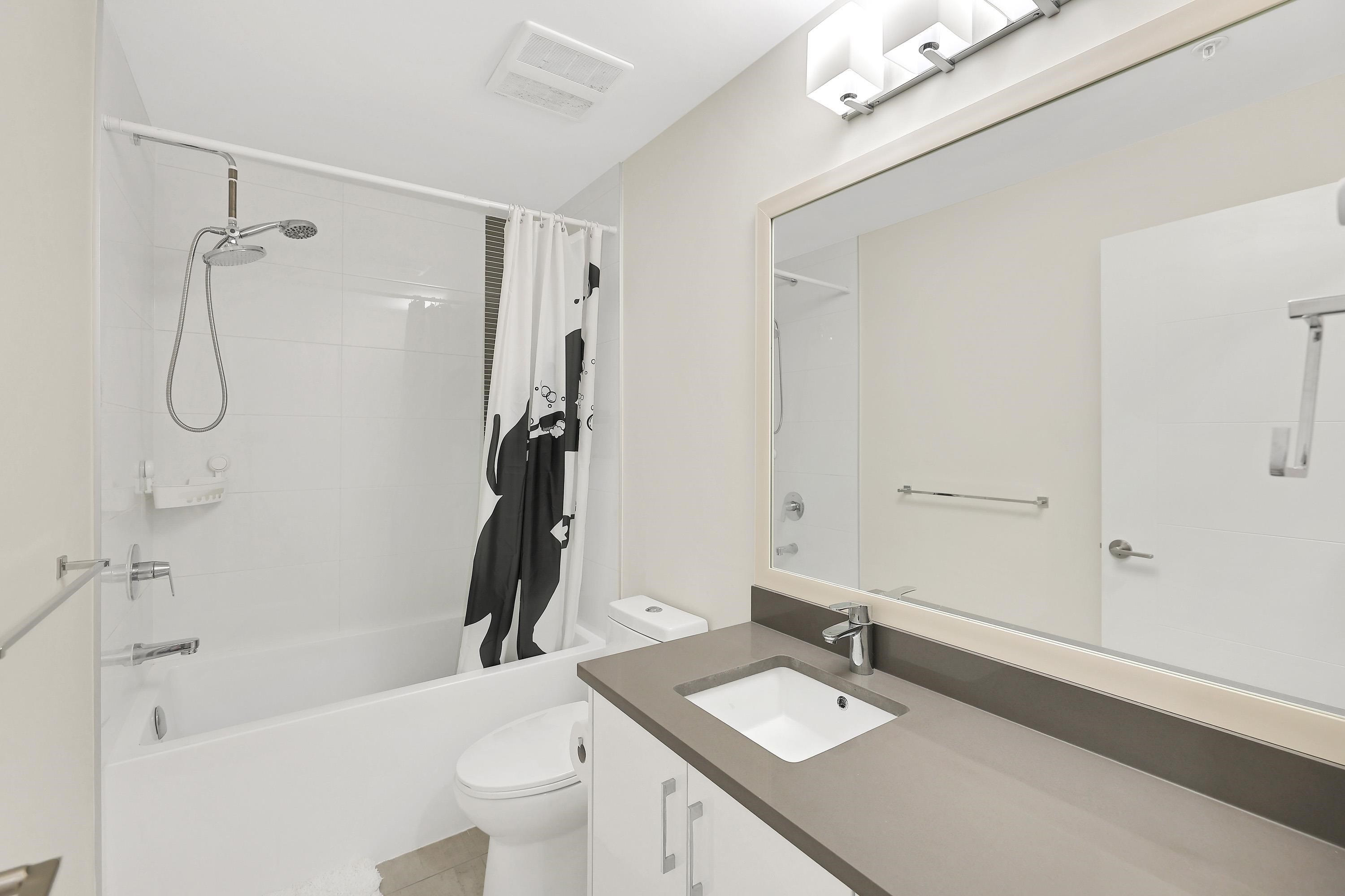 116-15351 101 Avenue, Surrey, BC - Indoor Photo Showing Bathroom