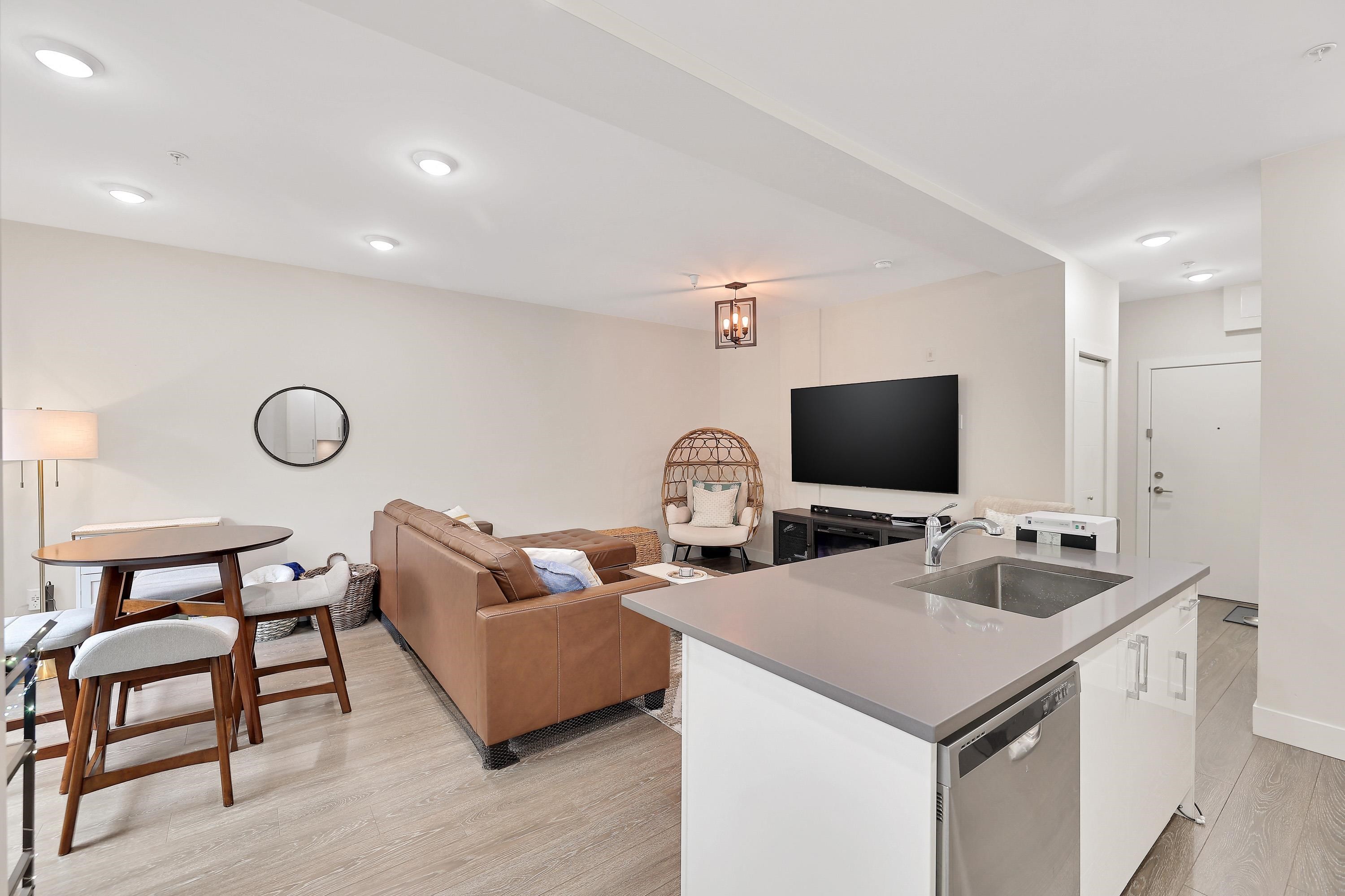 116-15351 101 Avenue, Surrey, BC - Indoor
