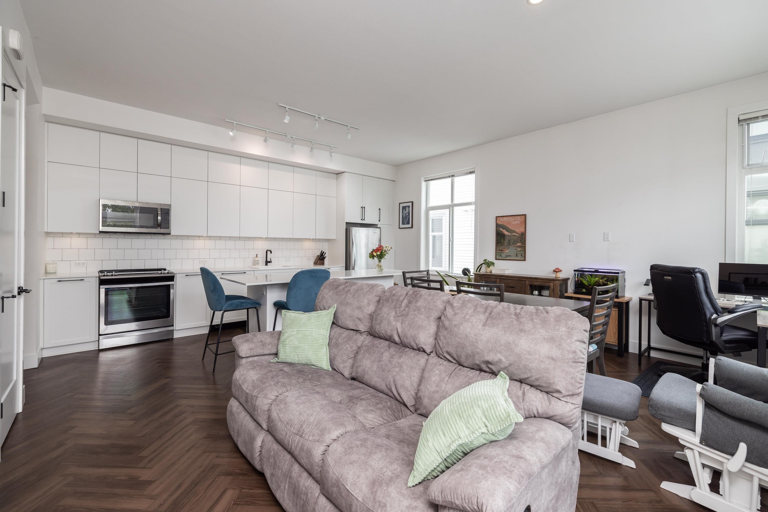 27-17555 57A Avenue, Surrey, BC - Indoor Photo Showing Living Room