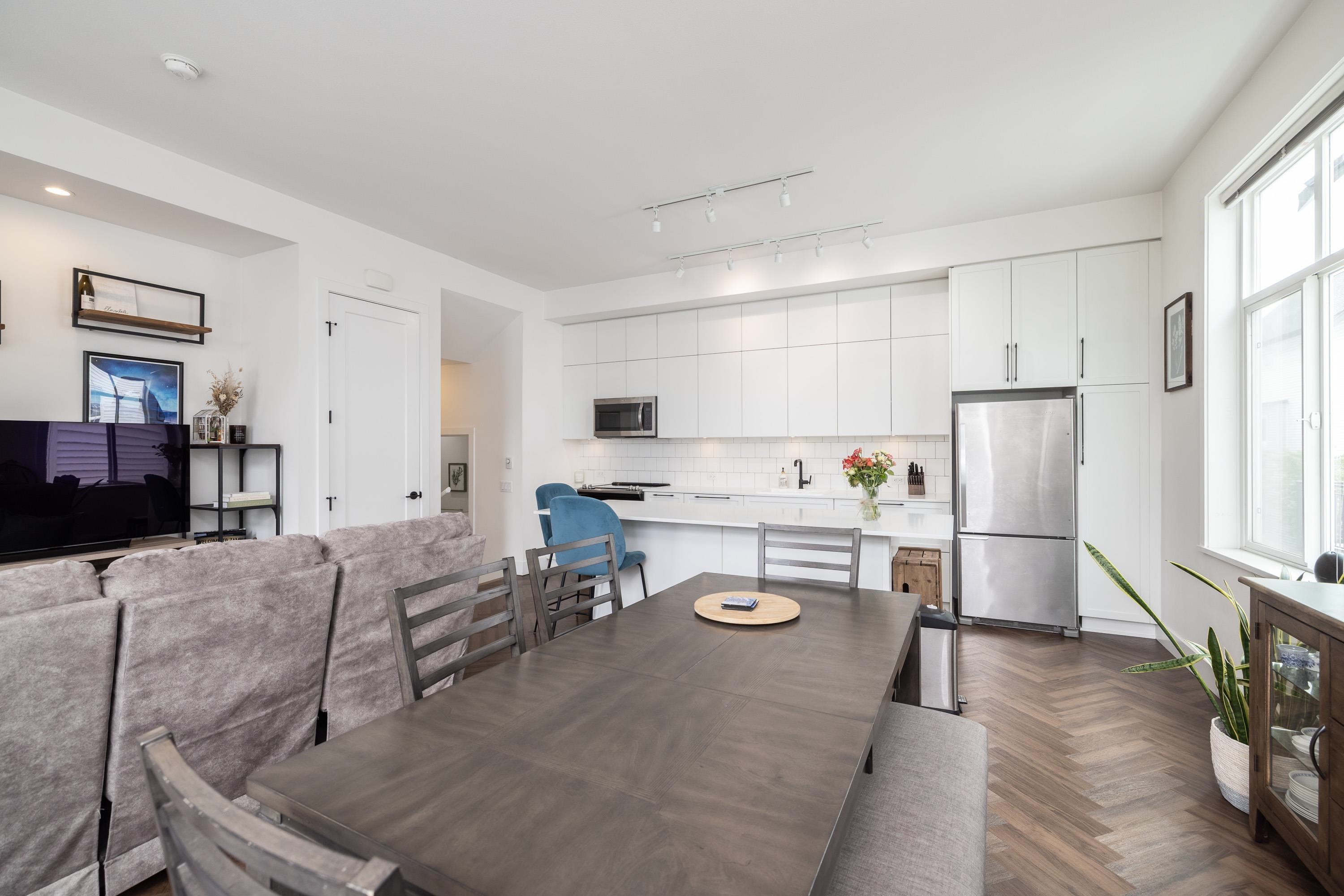 27-17555 57A Avenue, Surrey, BC - Indoor Photo Showing Kitchen