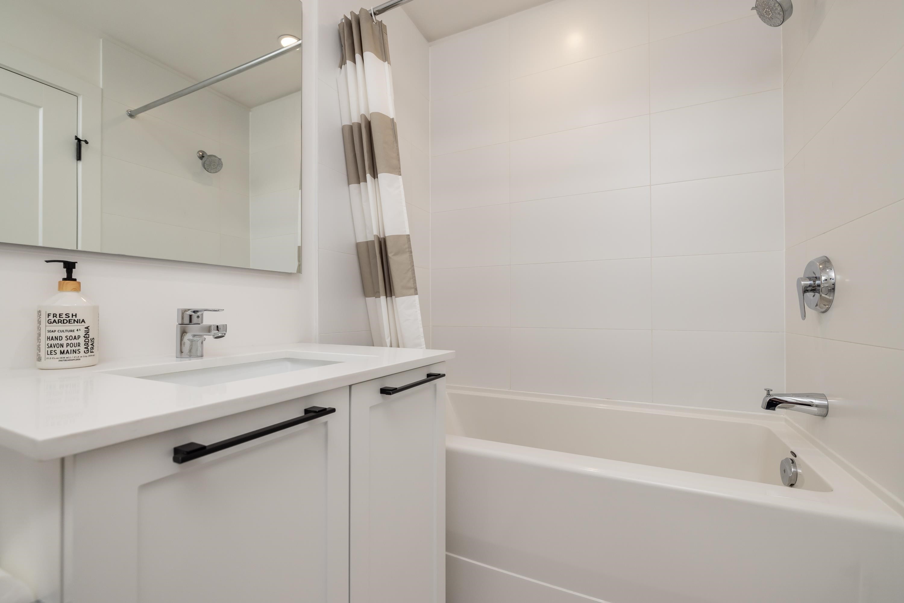27-17555 57A Avenue, Surrey, BC - Indoor Photo Showing Bathroom