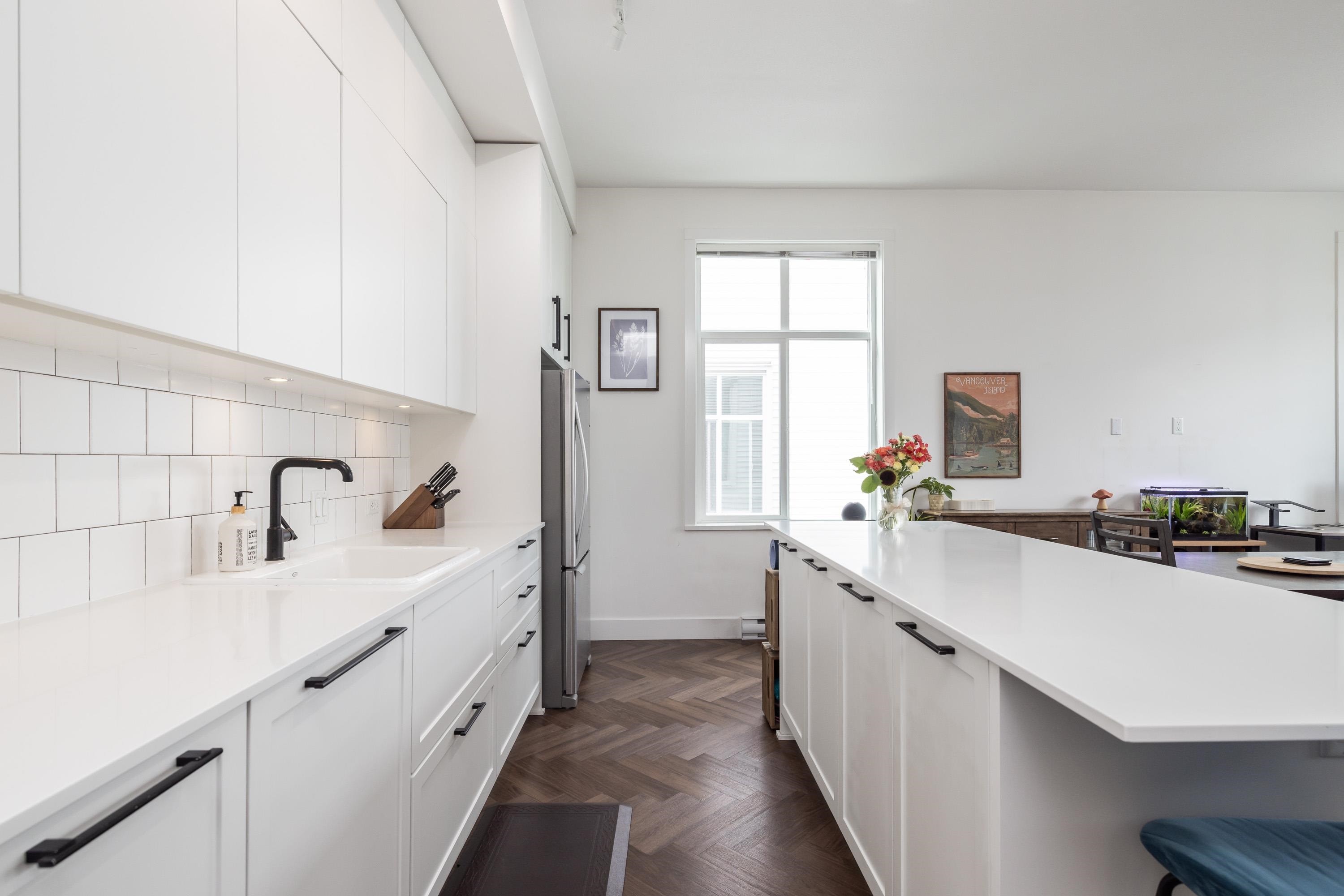 27-17555 57A Avenue, Surrey, BC - Indoor Photo Showing Kitchen