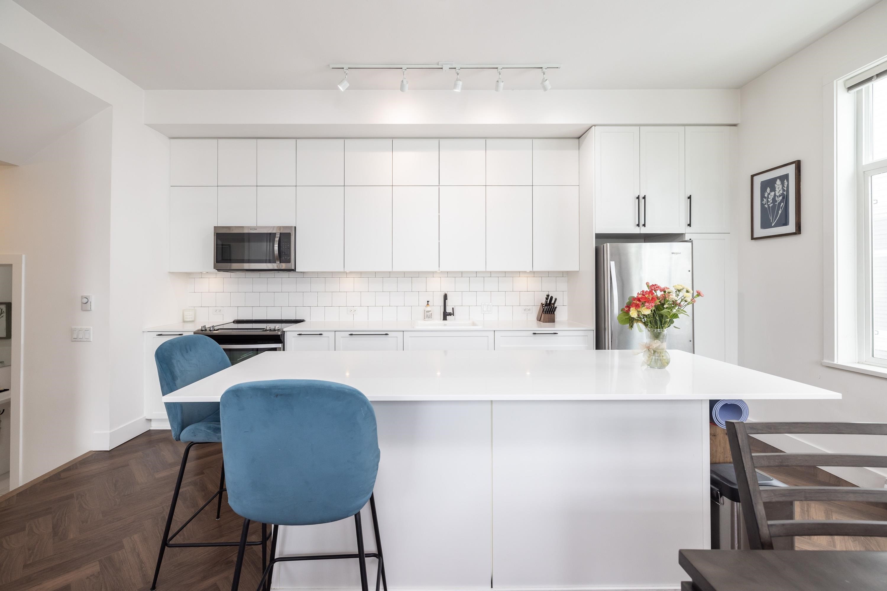 27-17555 57A Avenue, Surrey, BC - Indoor Photo Showing Kitchen With Upgraded Kitchen