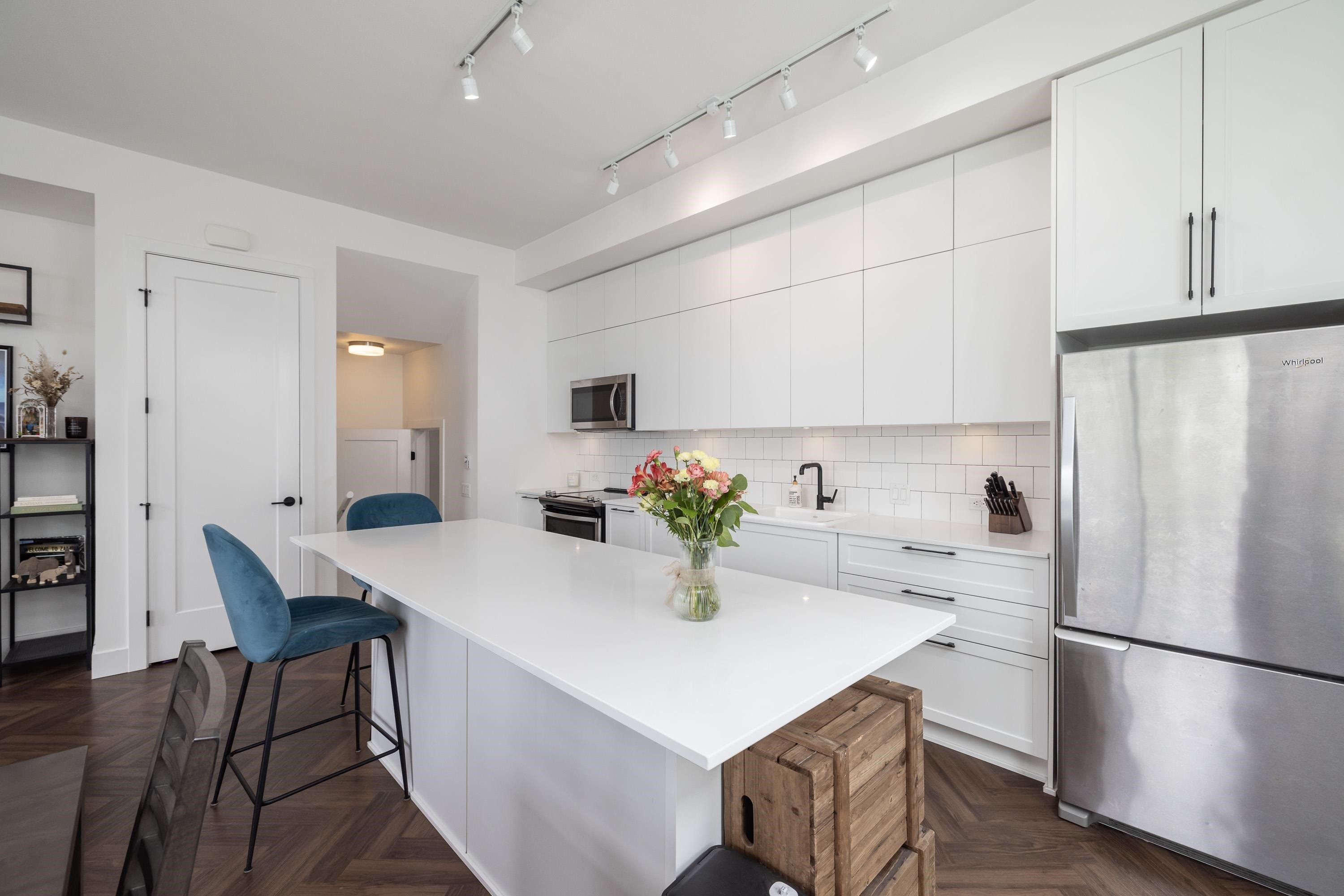 27-17555 57A Avenue, Surrey, BC - Indoor Photo Showing Kitchen With Upgraded Kitchen