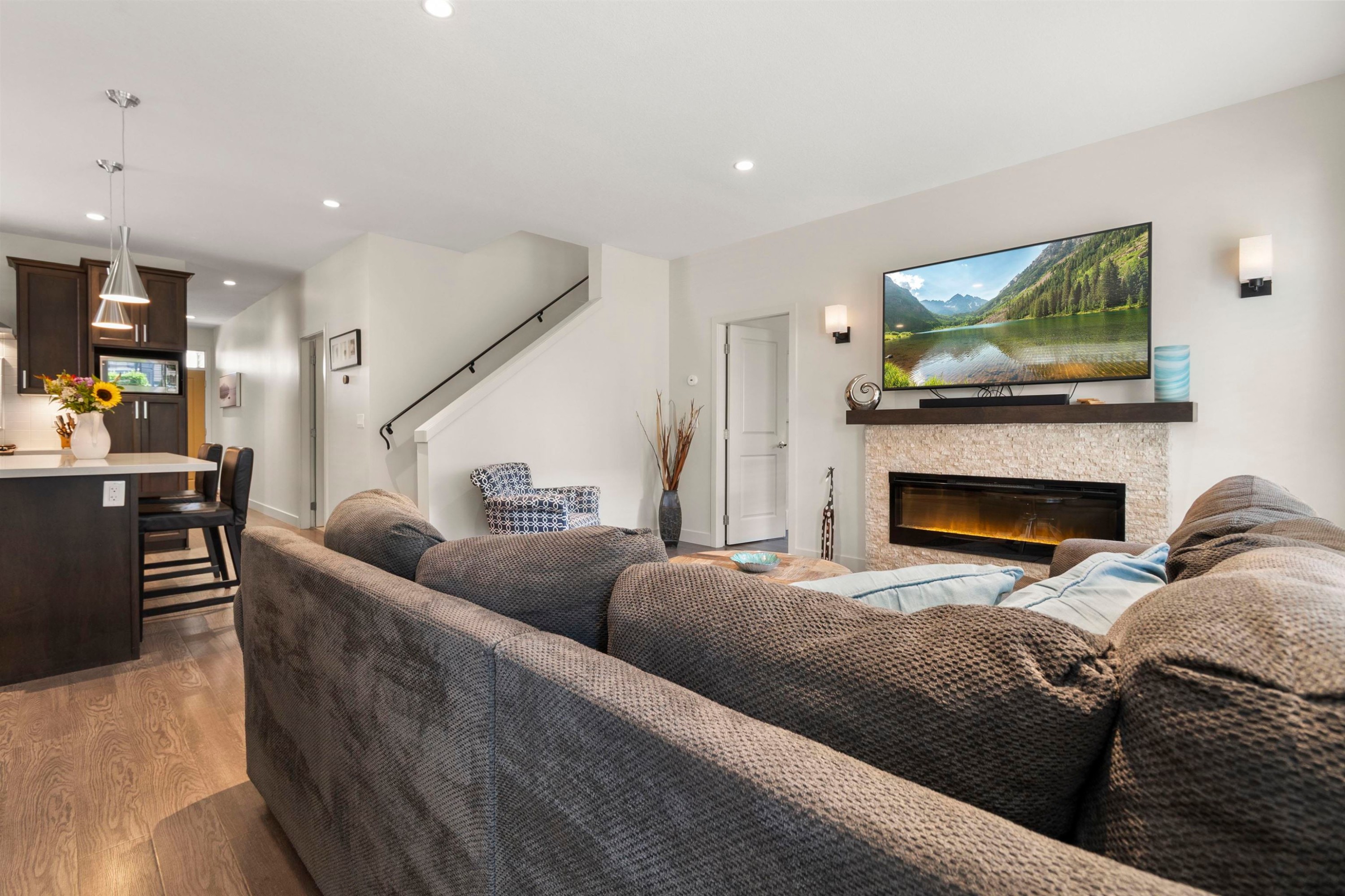 5-35846 Mckee Road, Abbotsford, BC - Indoor Photo Showing Living Room With Fireplace