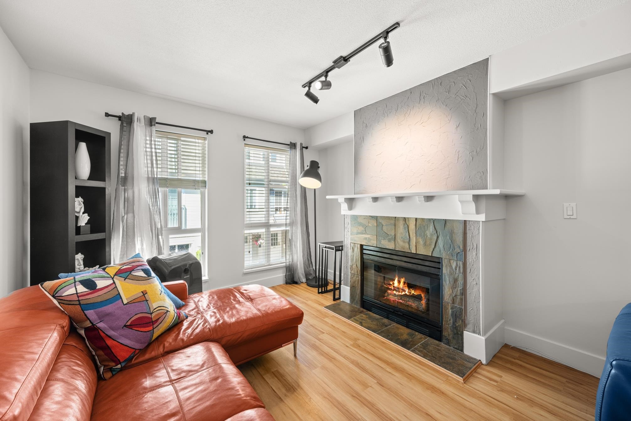 93-8930 Walnut Grove Drive, Langley, BC - Indoor Photo Showing Living Room With Fireplace