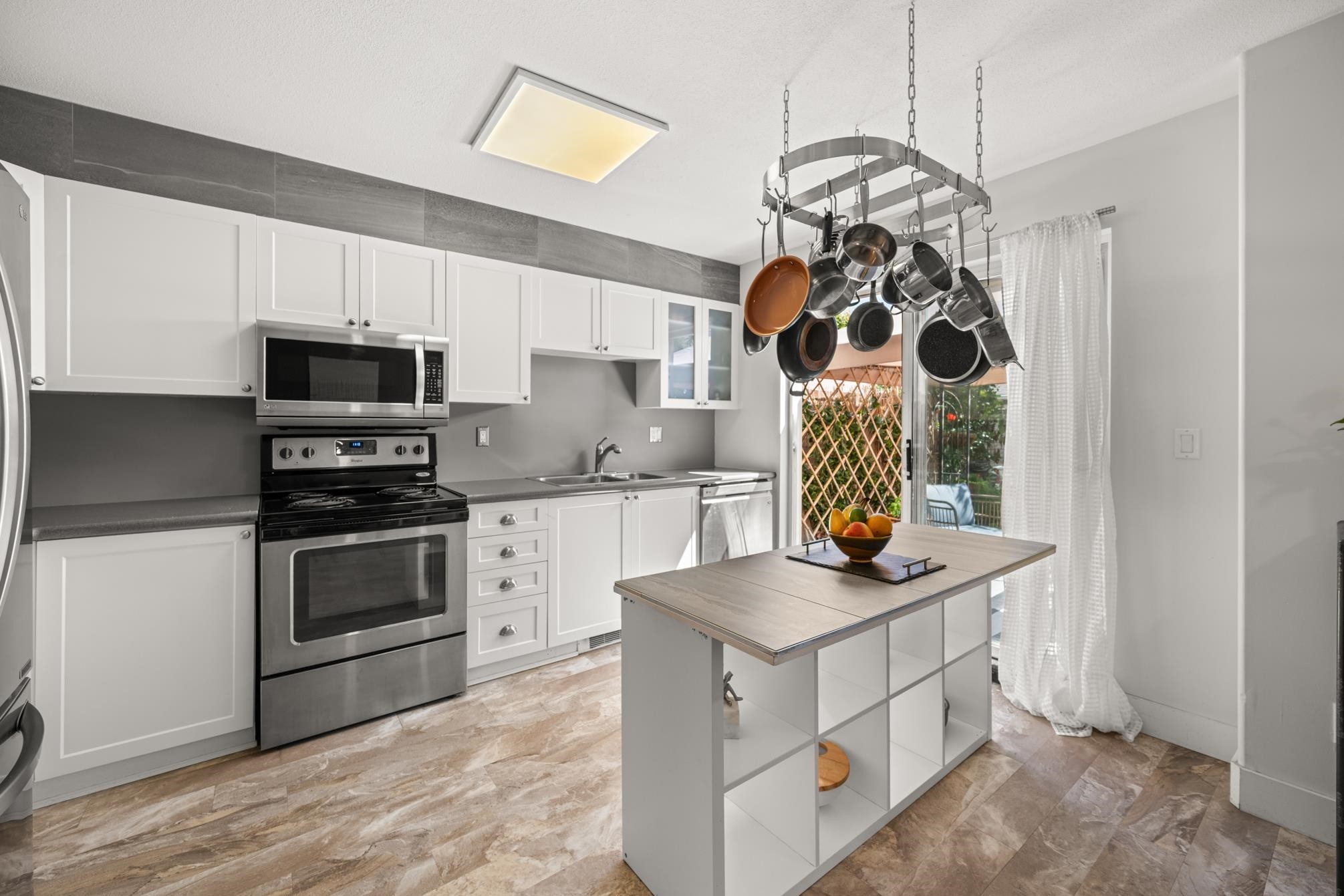 93-8930 Walnut Grove Drive, Langley, BC - Indoor Photo Showing Kitchen