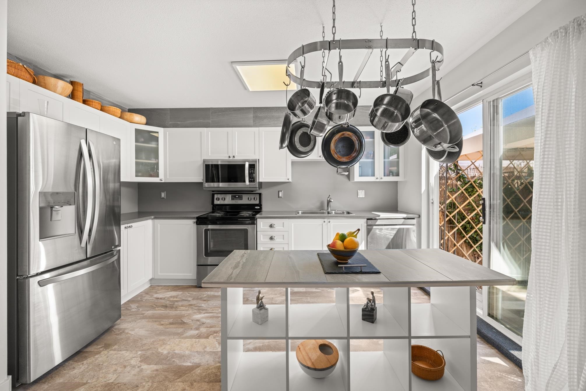 93-8930 Walnut Grove Drive, Langley, BC - Indoor Photo Showing Kitchen With Double Sink